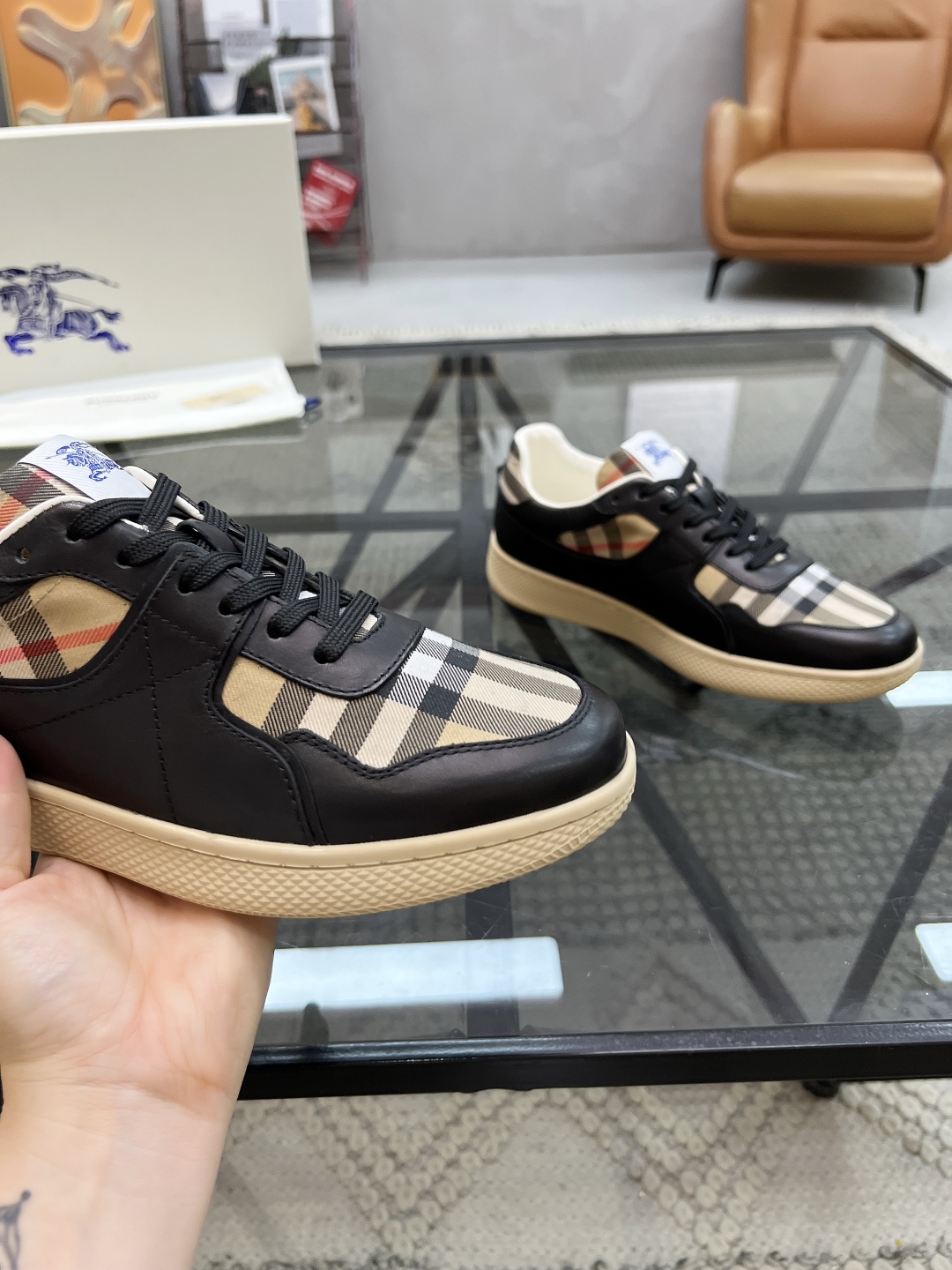  B 🔍顶级代购🇮🇹 巴 炸街男神新品来袭，超人气爆款专柜新款，原厂配置意大利进口牛皮搭配格子布面料，高
