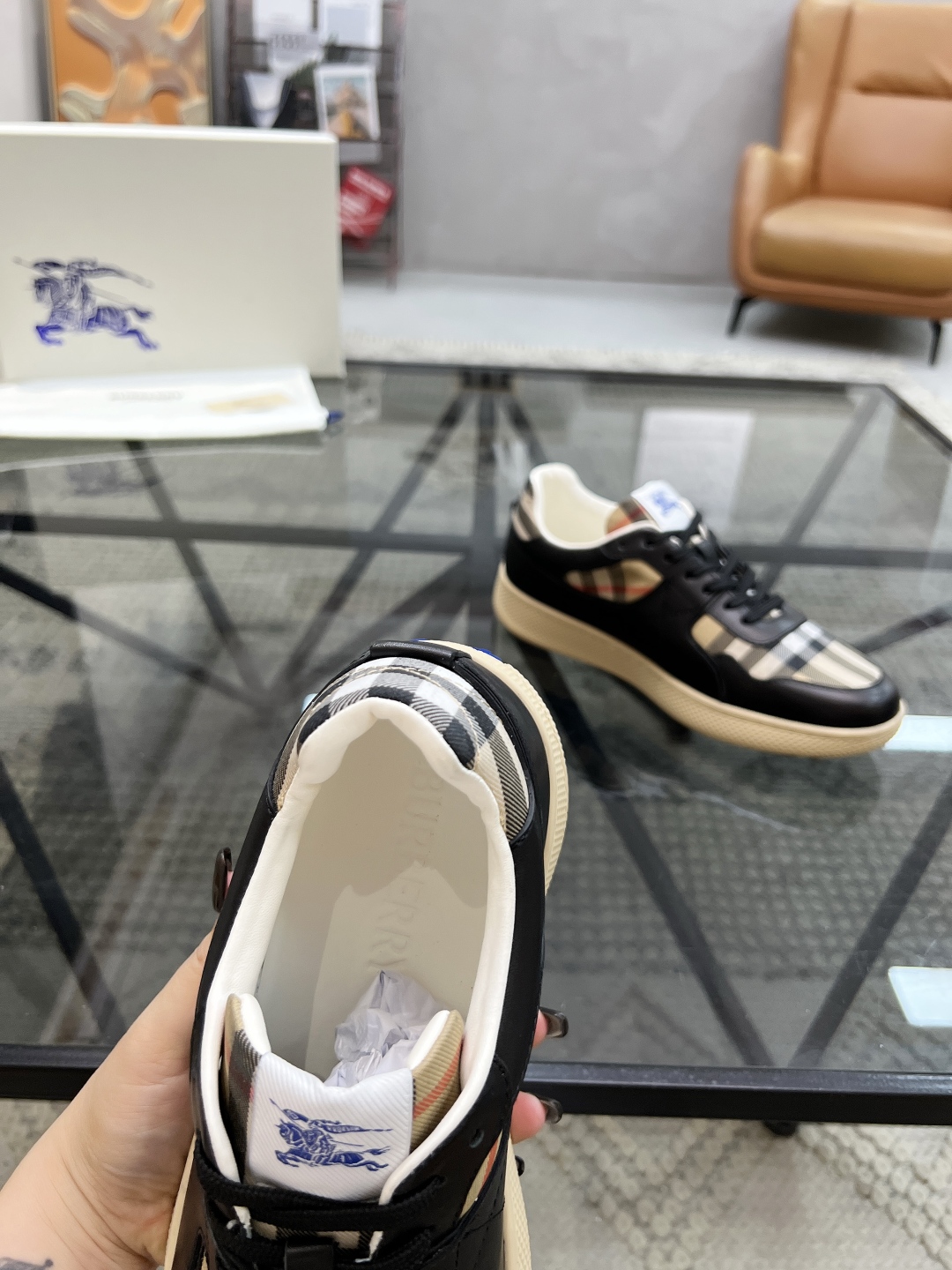 B 🔍顶级代购🇮🇹 巴 炸街男神新品来袭，超人气爆款专柜新款，原厂配置意大利进口牛皮搭配格子布面料，高