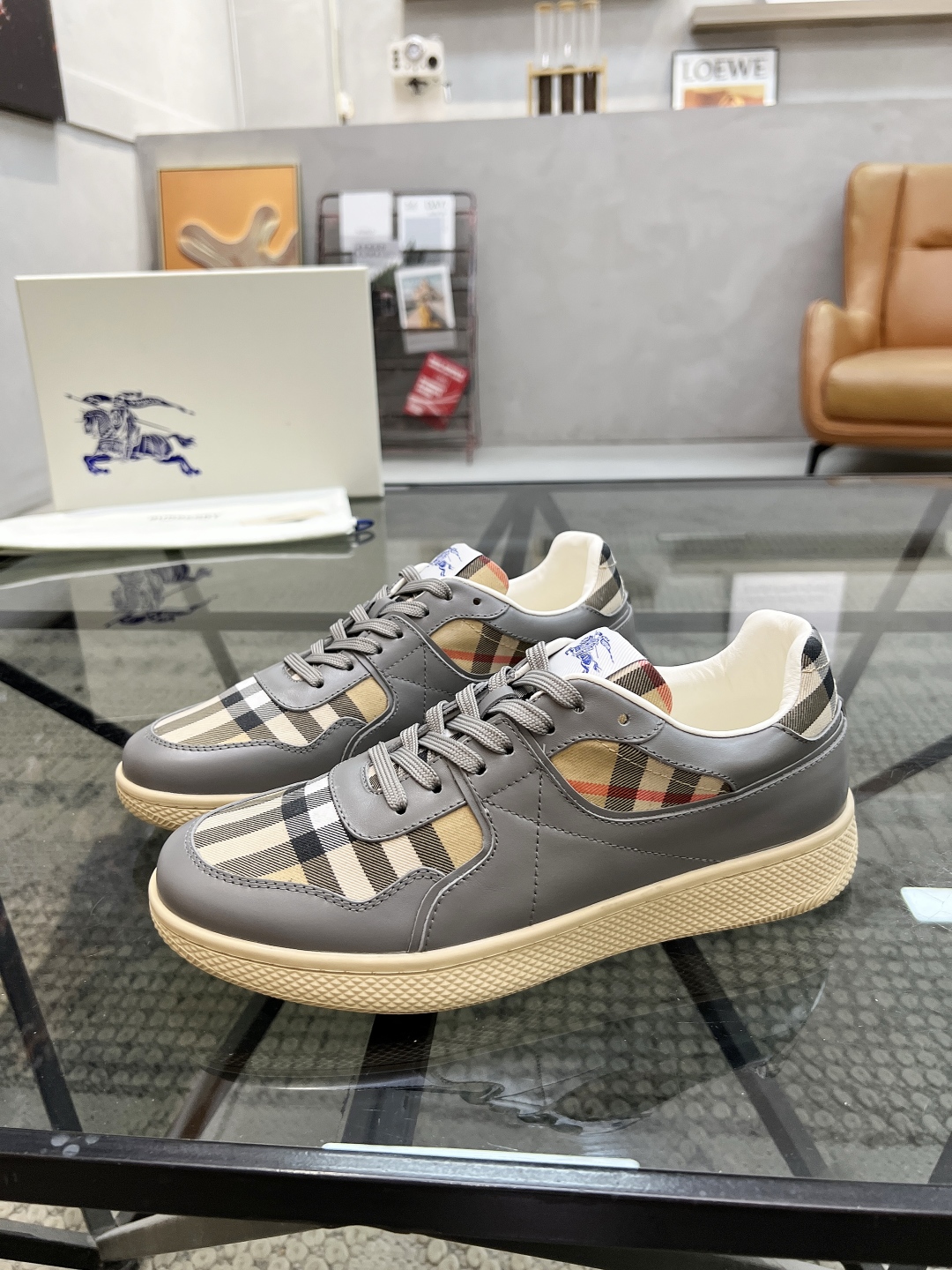  B 🔍顶级代购🇮🇹 巴 炸街男神新品来袭，超人气爆款专柜新款，原厂配置意大利进口牛皮搭配格子布面料，高