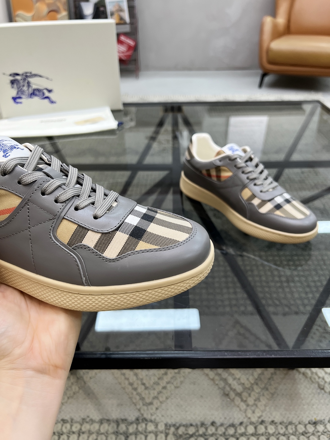 B 🔍顶级代购🇮🇹 巴 炸街男神新品来袭，超人气爆款专柜新款，原厂配置意大利进口牛皮搭配格子布面料，高