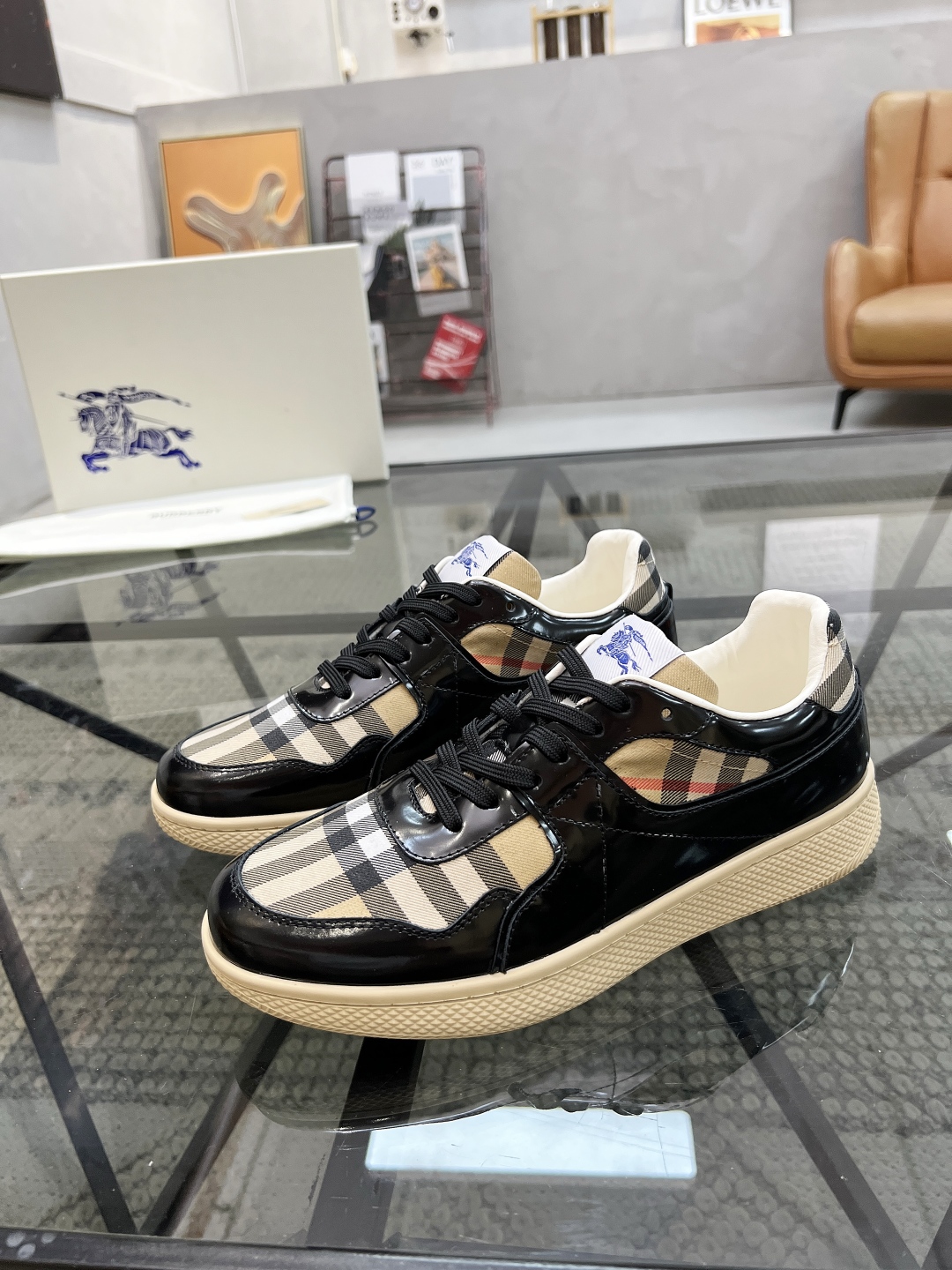  B 🔍顶级代购🇮🇹 巴 炸街男神新品来袭，超人气爆款专柜新款，原厂配置意大利进口牛皮搭配格子布面料，高