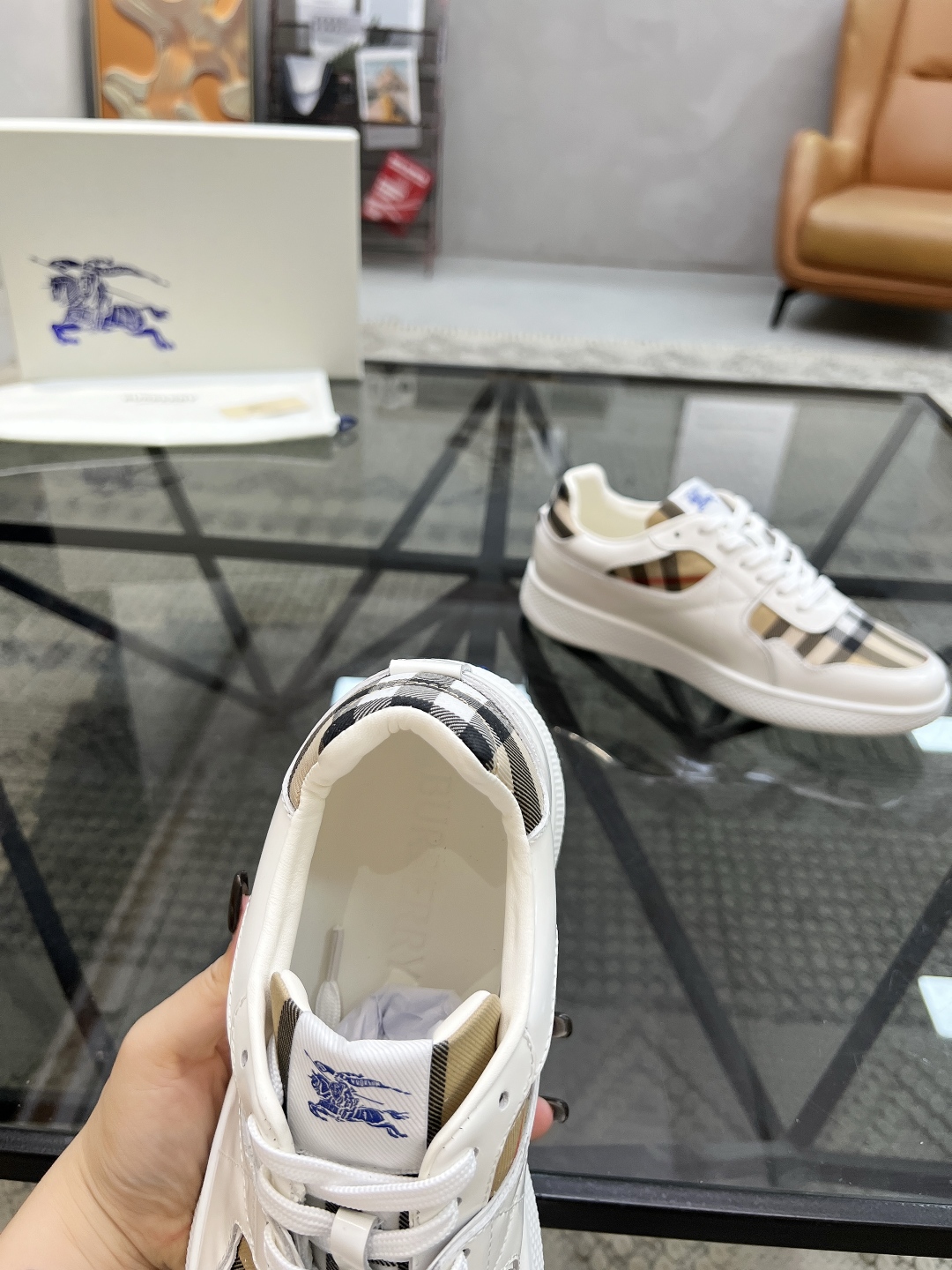  B 🔍顶级代购🇮🇹 巴 炸街男神新品来袭，超人气爆款专柜新款，原厂配置意大利进口牛皮搭配格子布面料，高