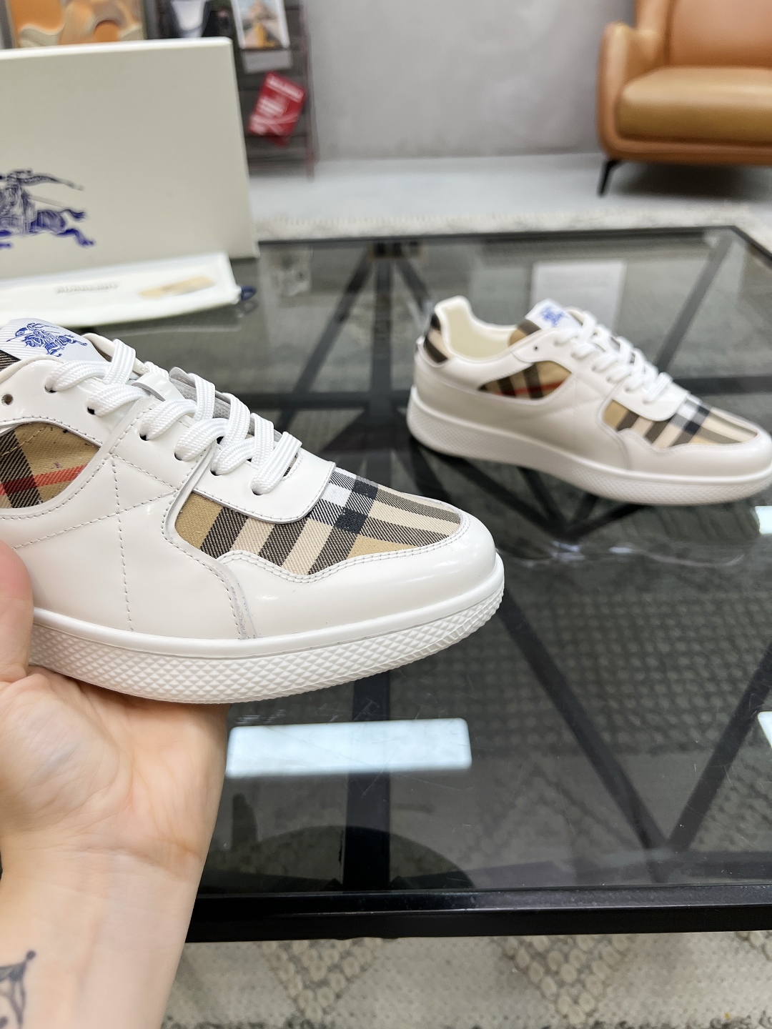  B 🔍顶级代购🇮🇹 巴 炸街男神新品来袭，超人气爆款专柜新款，原厂配置意大利进口牛皮搭配格子布面料，高