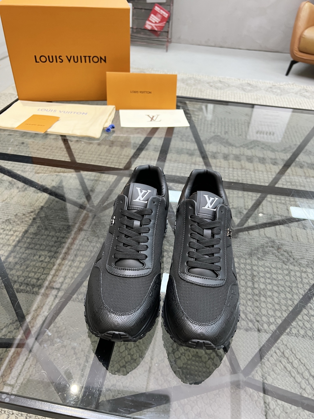  L 🔍顶级代购🇮🇹 路 炸街男神爆款运动板鞋专柜同步，鞋面意大利进口牛皮面料，高品质压花复杂工艺，进口