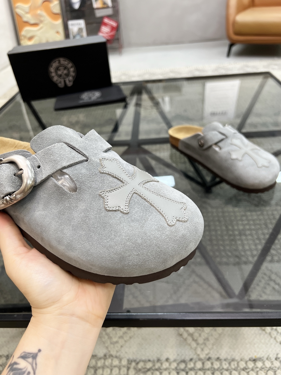  K 🔍顶级代购🇮🇹 克 炸街男神半拖新品拖鞋专柜同步，鞋面意大利进口牛皮面料，高品质拼接色彩工艺，鞋底