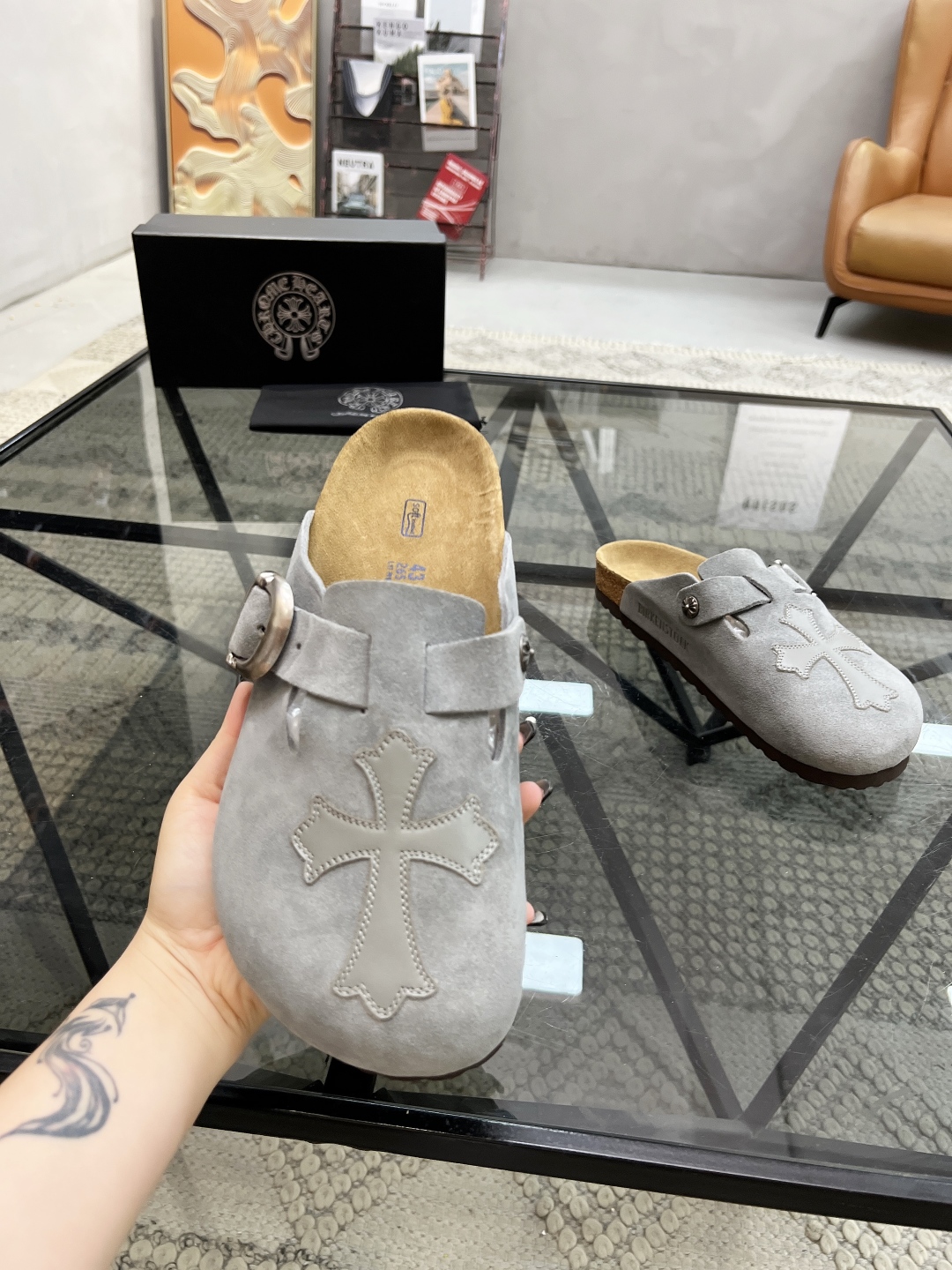  K 🔍顶级代购🇮🇹 克 炸街男神半拖新品拖鞋专柜同步，鞋面意大利进口牛皮面料，高品质拼接色彩工艺，鞋底