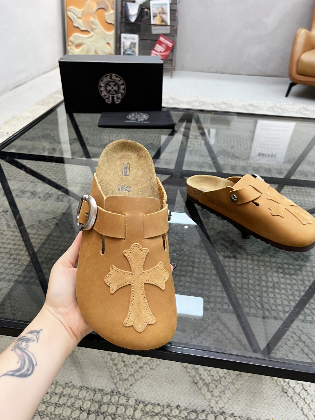 K 🔍顶级代购🇮🇹 克 炸街男神半拖新品拖鞋专柜同步，鞋面意大利进口牛皮面料，高品质拼接色彩工艺，鞋底