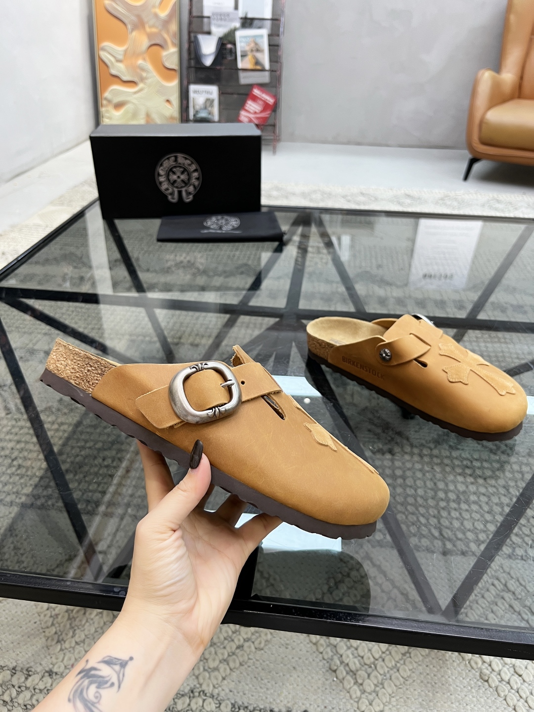  K 🔍顶级代购🇮🇹 克 炸街男神半拖新品拖鞋专柜同步，鞋面意大利进口牛皮面料，高品质拼接色彩工艺，鞋底