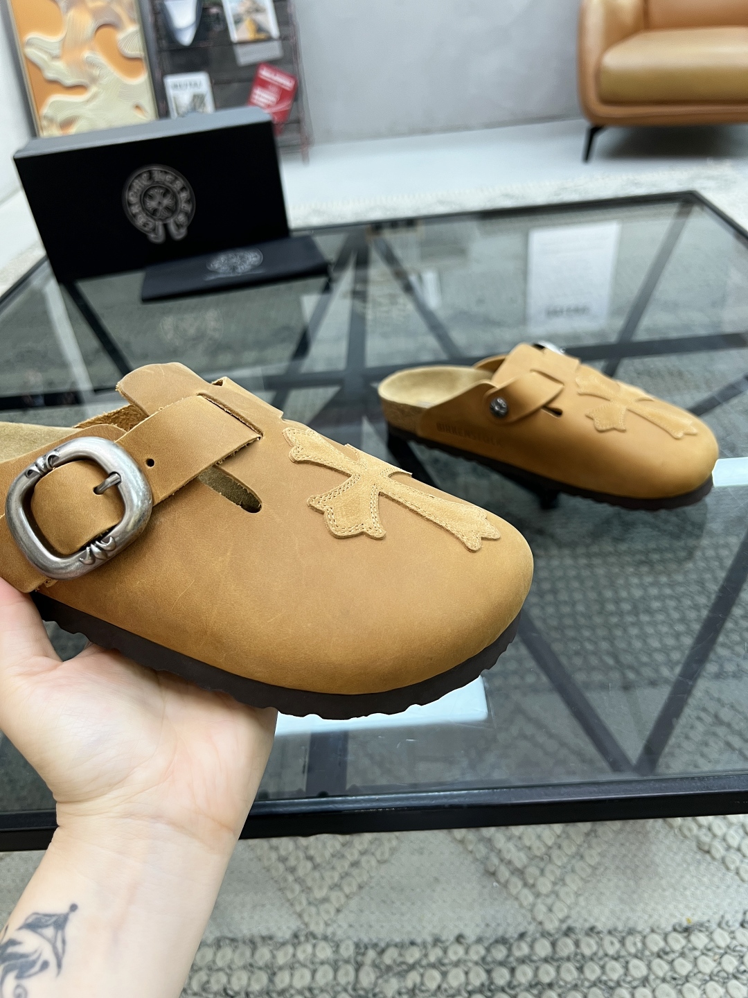  K 🔍顶级代购🇮🇹 克 炸街男神半拖新品拖鞋专柜同步，鞋面意大利进口牛皮面料，高品质拼接色彩工艺，鞋底
