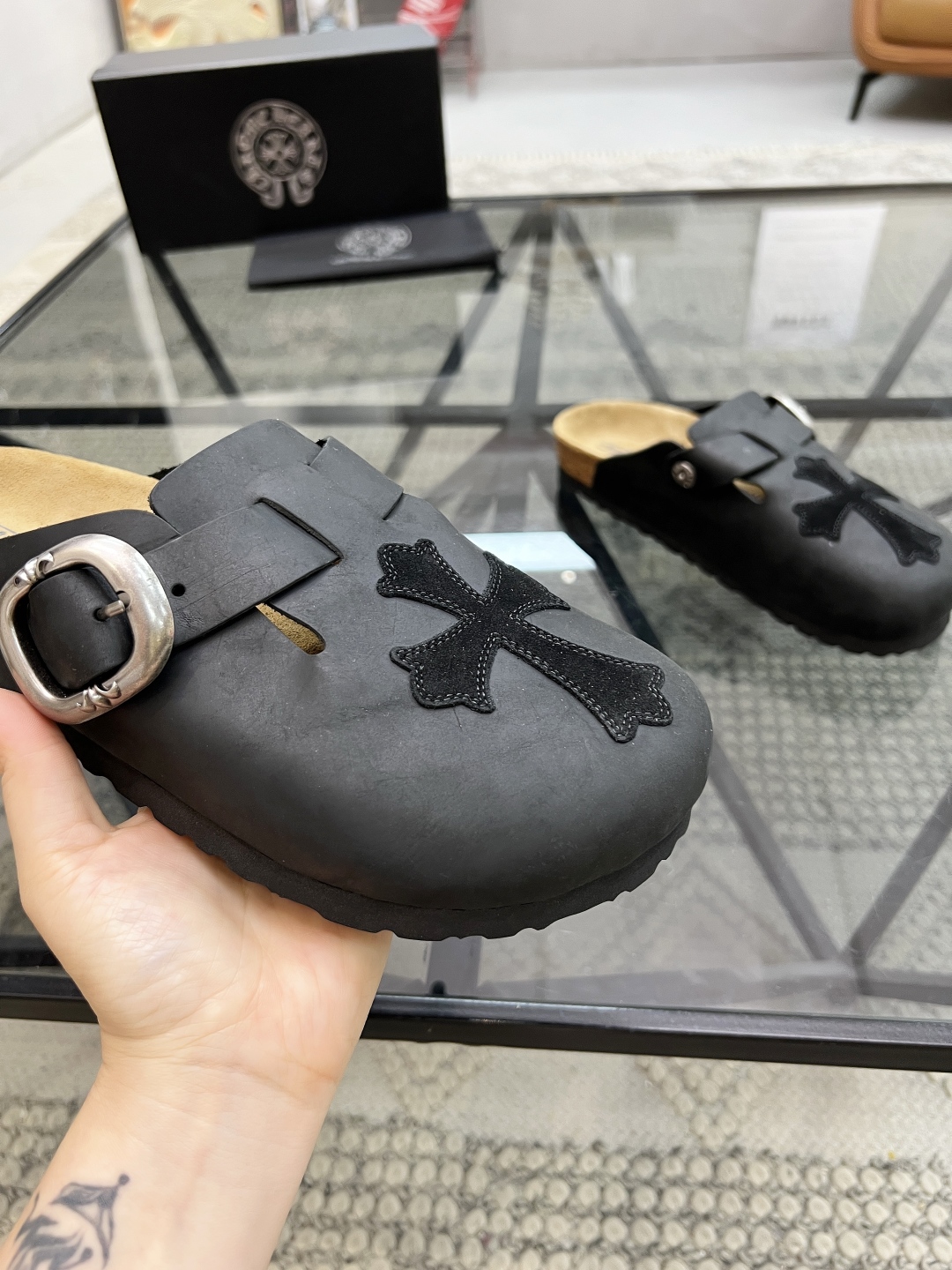  K 🔍顶级代购🇮🇹 克 炸街男神半拖新品拖鞋专柜同步，鞋面意大利进口牛皮面料，高品质拼接色彩工艺，鞋底