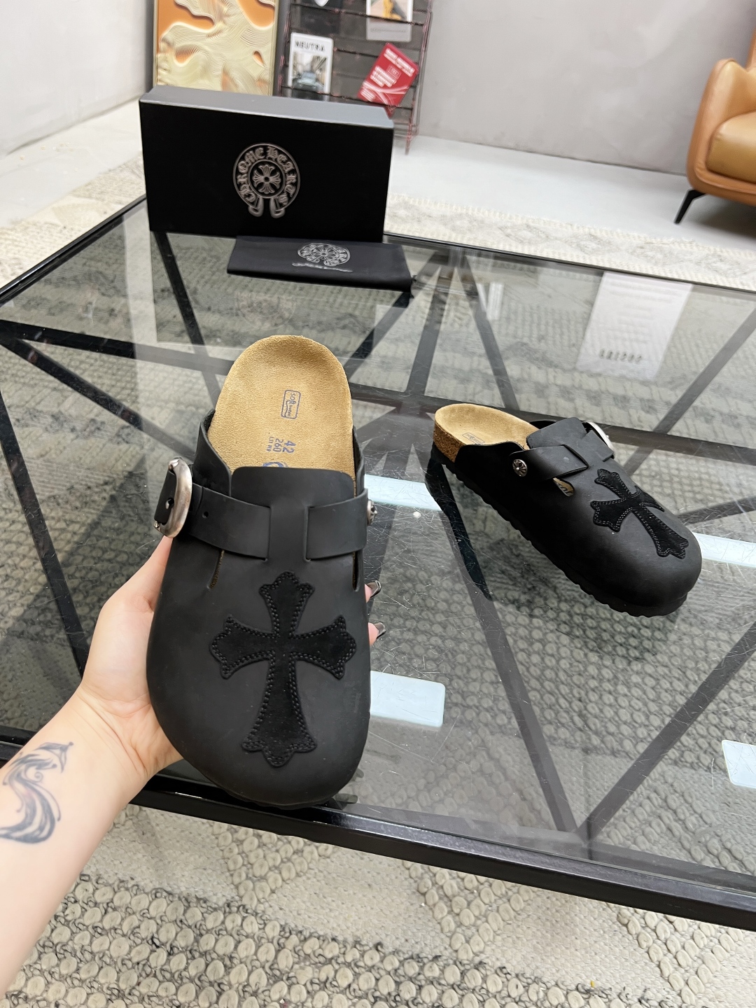  K 🔍顶级代购🇮🇹 克 炸街男神半拖新品拖鞋专柜同步，鞋面意大利进口牛皮面料，高品质拼接色彩工艺，鞋底