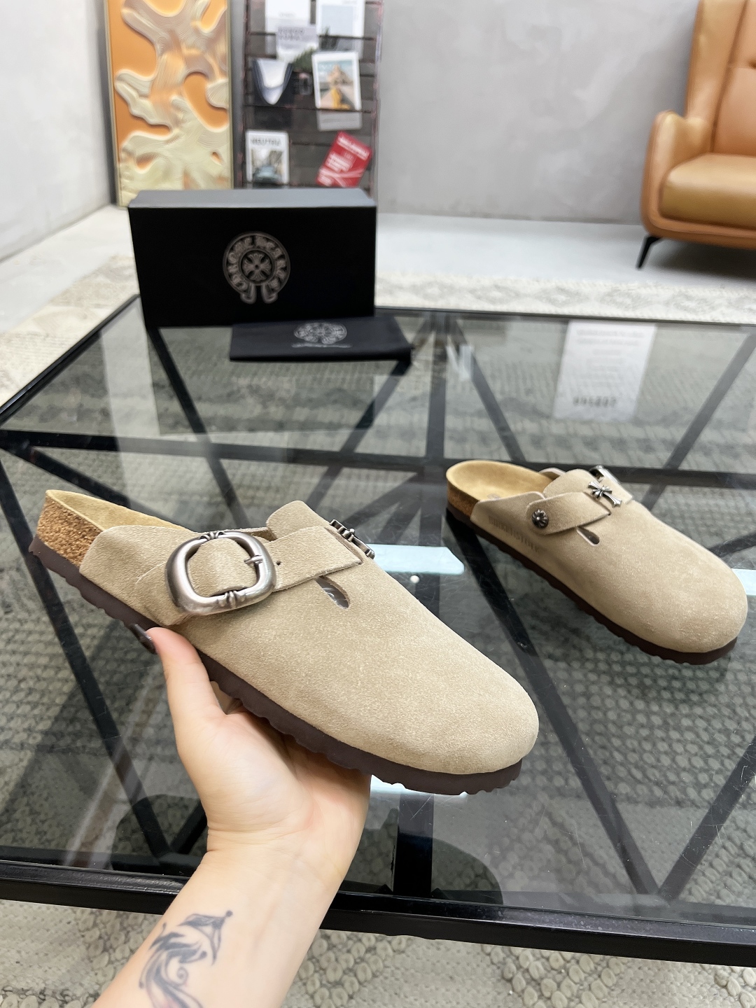  K 🔍顶级代购🇮🇹 克 炸街男神半拖新品拖鞋专柜同步，鞋面意大利进口牛皮面料，高品质拼接色彩工艺，鞋底