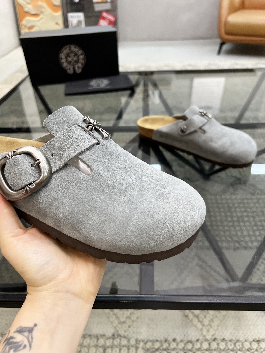  K 🔍顶级代购🇮🇹 克 炸街男神半拖新品拖鞋专柜同步，鞋面意大利进口牛皮面料，高品质拼接色彩工艺，鞋底