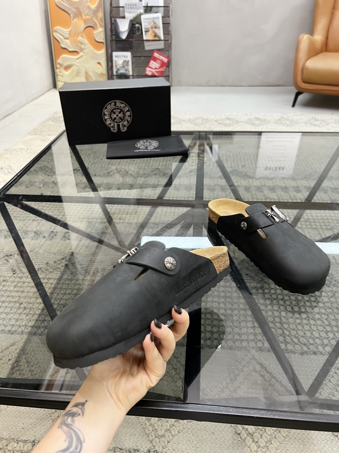  K 🔍顶级代购🇮🇹 克 炸街男神半拖新品拖鞋专柜同步，鞋面意大利进口牛皮面料，高品质拼接色彩工艺，鞋底