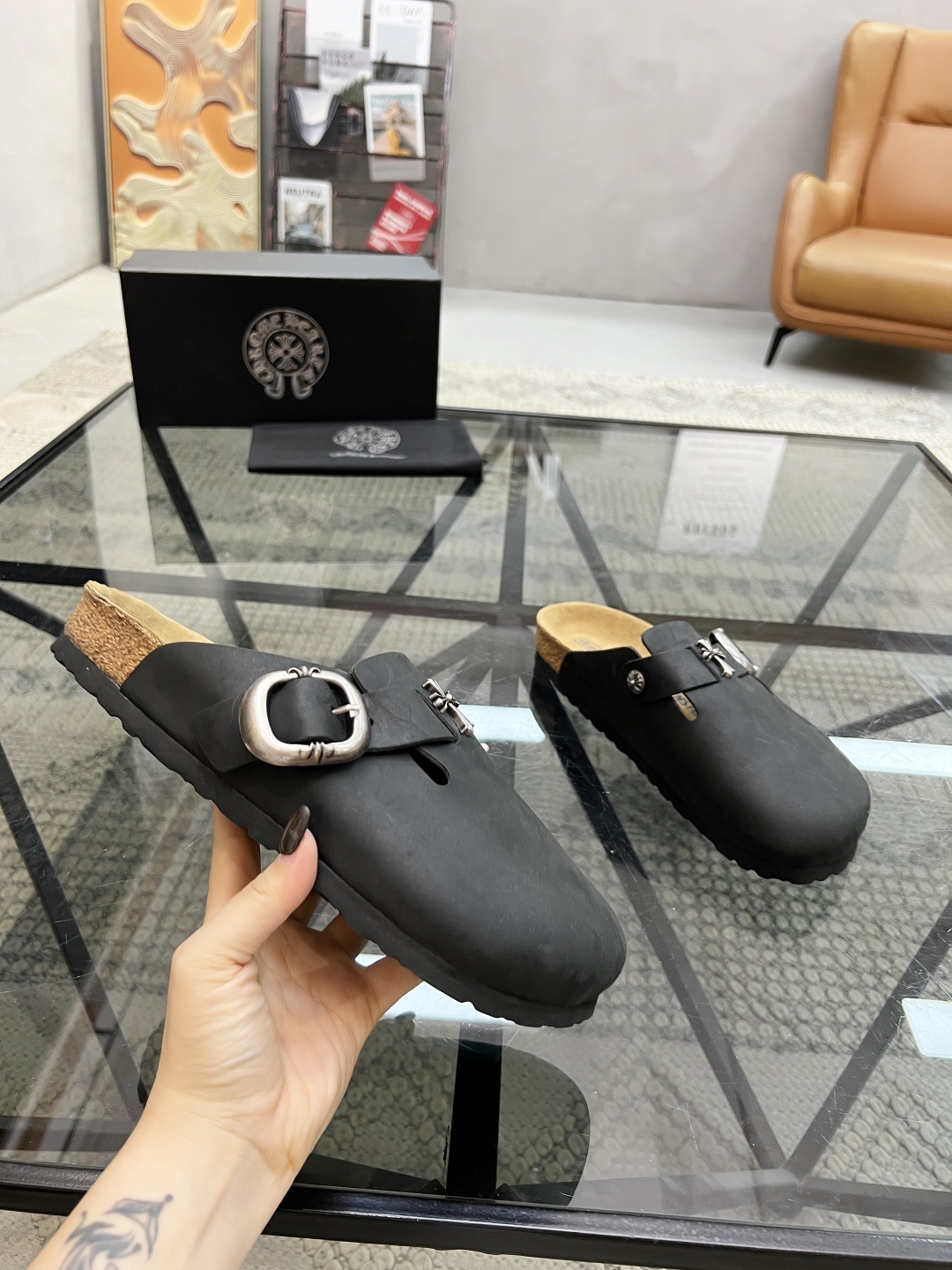  K 🔍顶级代购🇮🇹 克 炸街男神半拖新品拖鞋专柜同步，鞋面意大利进口牛皮面料，高品质拼接色彩工艺，鞋底