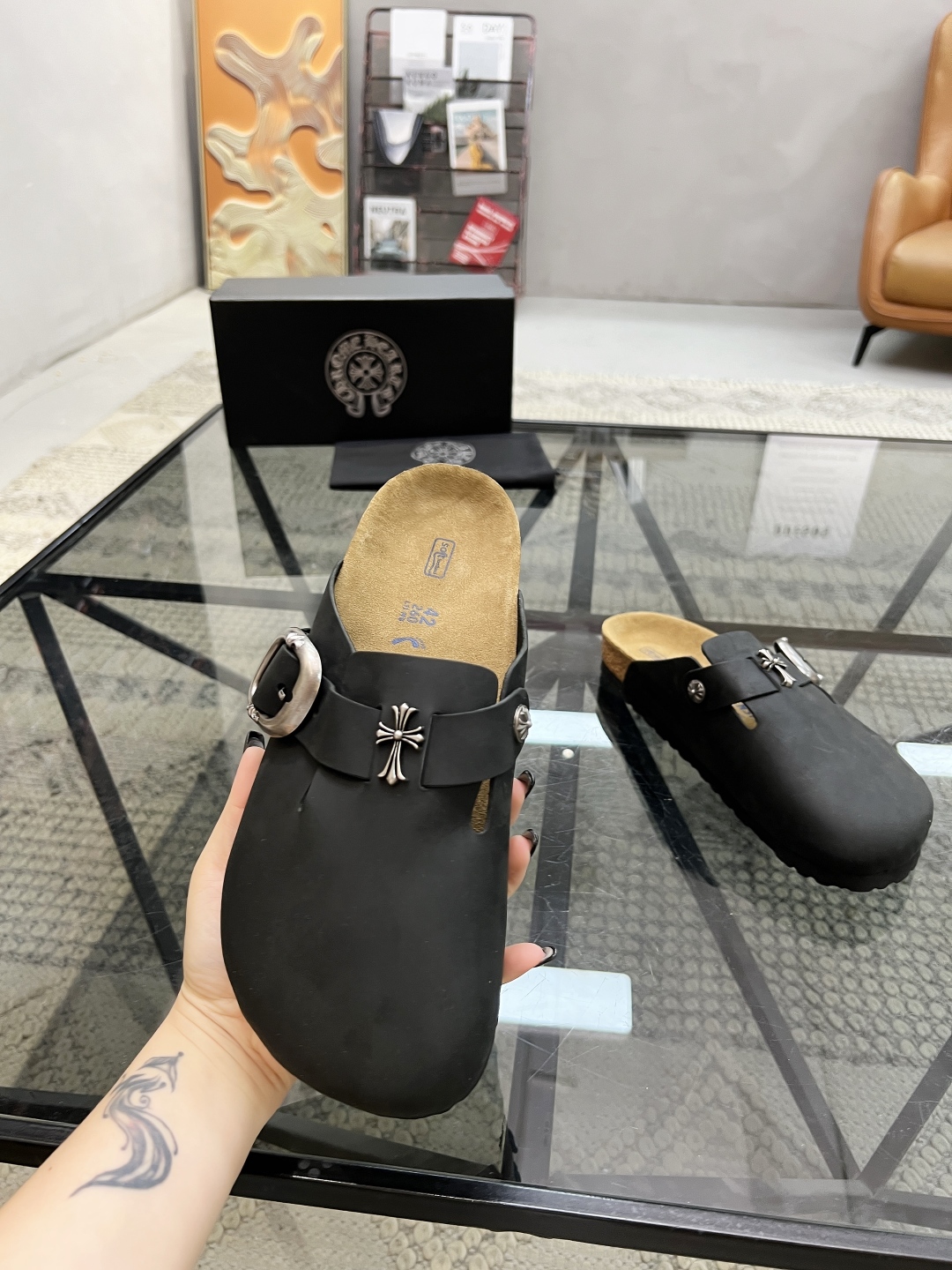  K 🔍顶级代购🇮🇹 克 炸街男神半拖新品拖鞋专柜同步，鞋面意大利进口牛皮面料，高品质拼接色彩工艺，鞋底