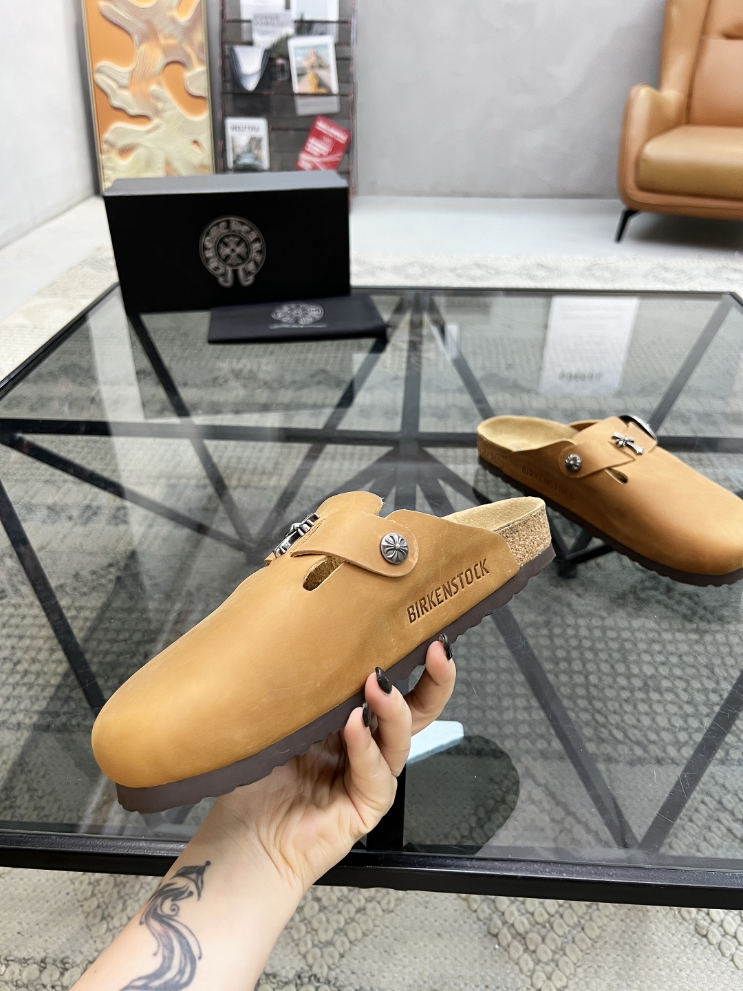  K 🔍顶级代购🇮🇹 克 炸街男神半拖新品拖鞋专柜同步，鞋面意大利进口牛皮面料，高品质拼接色彩工艺，鞋底