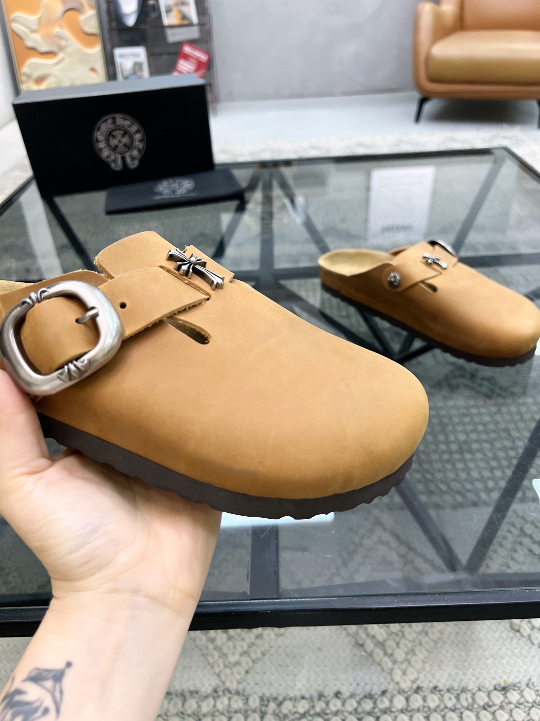  K 🔍顶级代购🇮🇹 克 炸街男神半拖新品拖鞋专柜同步，鞋面意大利进口牛皮面料，高品质拼接色彩工艺，鞋底