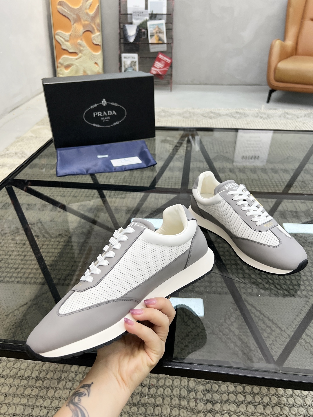  P 🔍顶级代购🇮🇹 普 炸街男神新品来袭，超人气爆款专柜新款，原厂配置意大利进口牛皮面料，高品质复杂拼