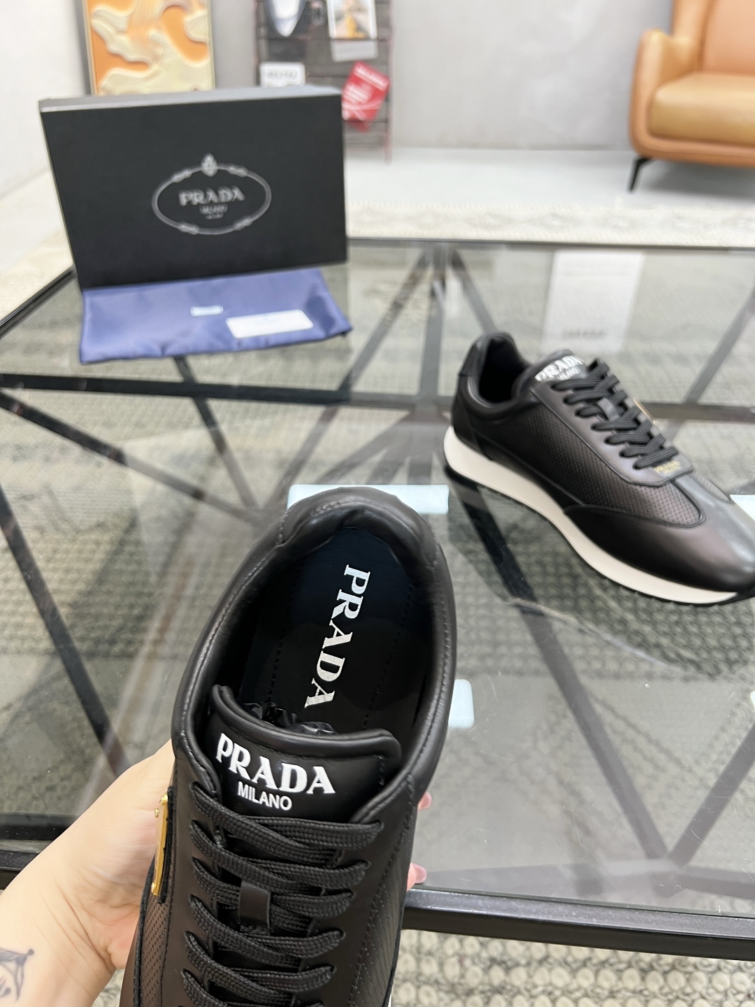  P 🔍顶级代购🇮🇹 普 炸街男神新品来袭，超人气爆款专柜新款，原厂配置意大利进口牛皮面料，高品质复杂拼