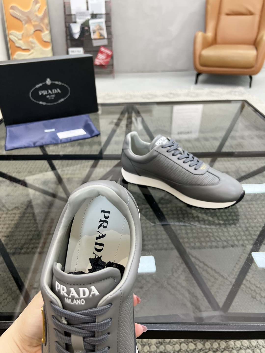  P 🔍顶级代购🇮🇹 普 炸街男神新品来袭，超人气爆款专柜新款，原厂配置意大利进口牛皮面料，高品质复杂拼
