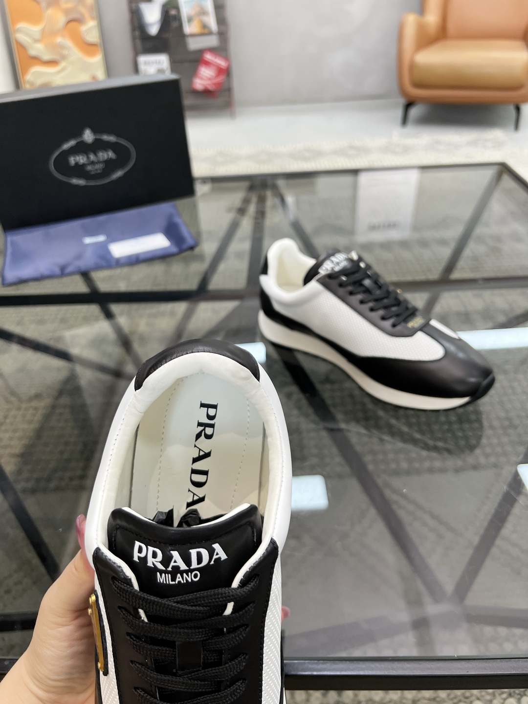  P 🔍顶级代购🇮🇹 普 炸街男神新品来袭，超人气爆款专柜新款，原厂配置意大利进口牛皮面料，高品质复杂拼