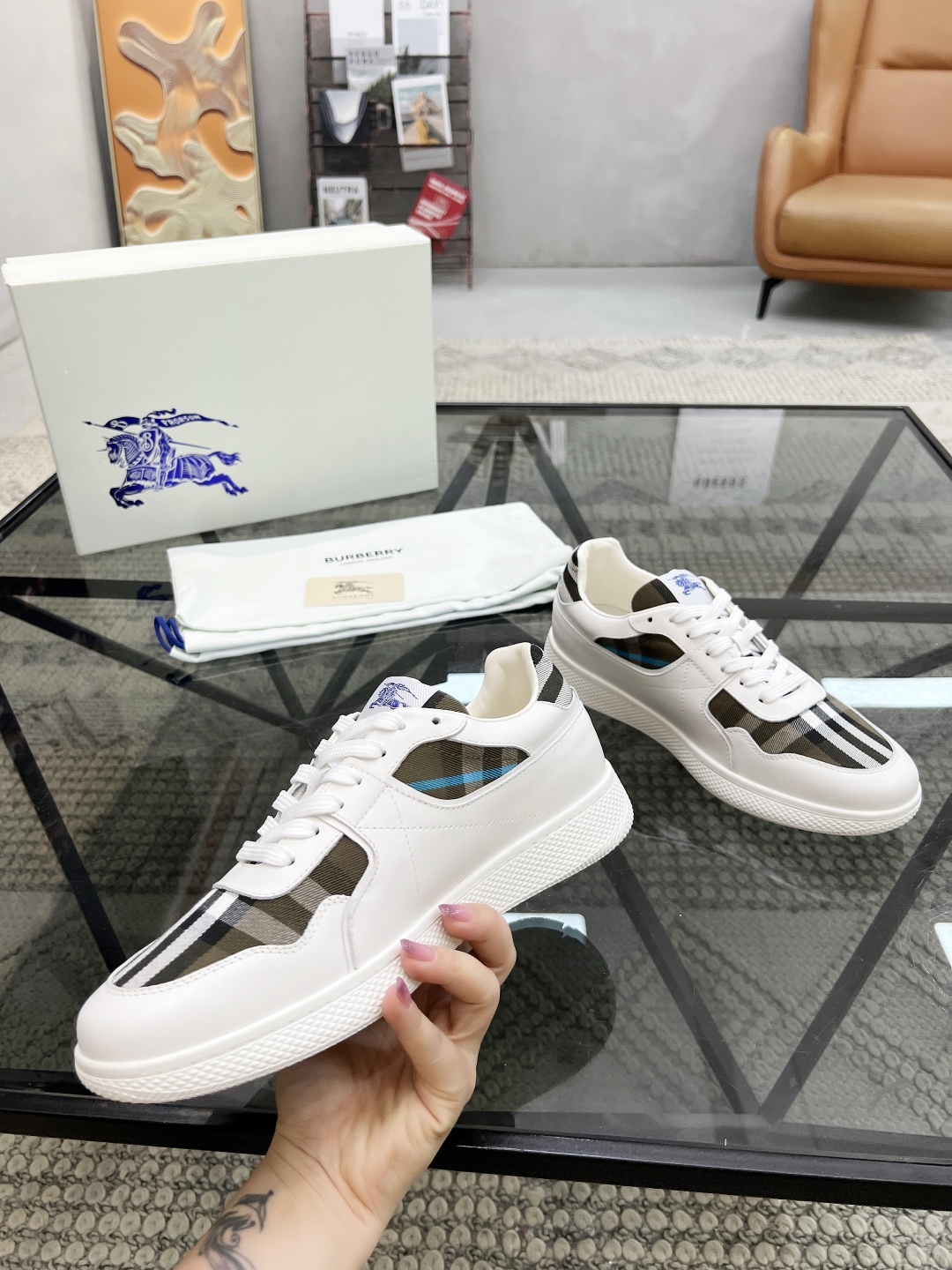  B 🔍顶级代购🇮🇹 巴 炸街男神新品来袭，超人气爆款专柜新款，原厂配置意大利进口牛皮搭配格子布面料，高