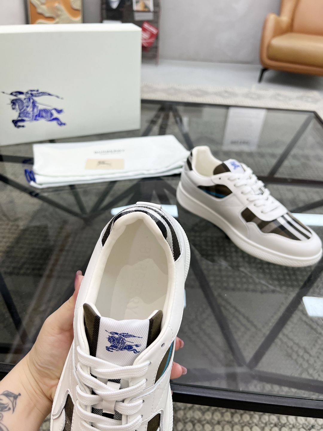  B 🔍顶级代购🇮🇹 巴 炸街男神新品来袭，超人气爆款专柜新款，原厂配置意大利进口牛皮搭配格子布面料，高