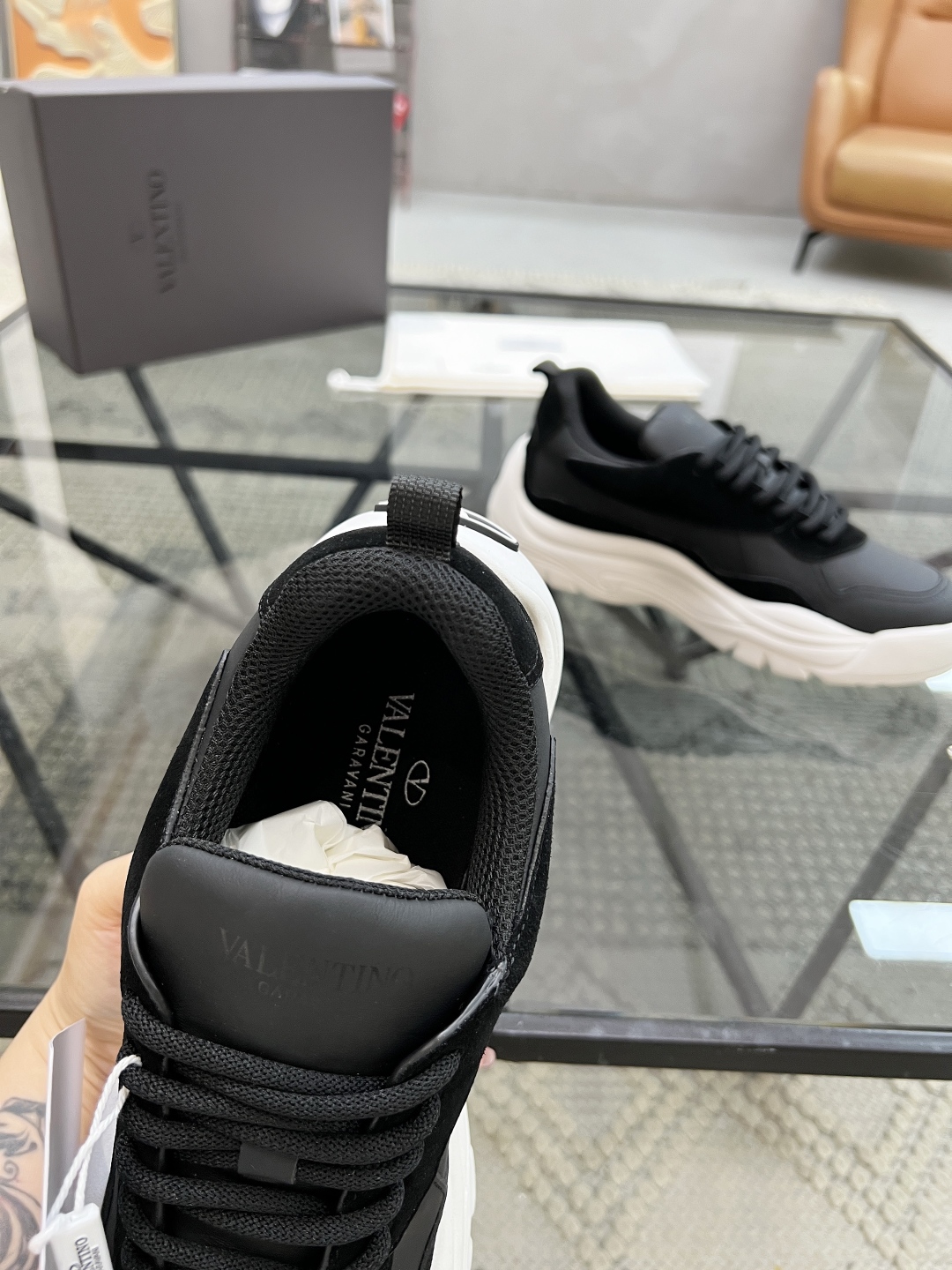 H 🔍顶级代购🇮🇹 华 炸街男神运动鞋新品，经反复试验终打造出完美版本，经典的华家高超拼接工艺技术瞬间
