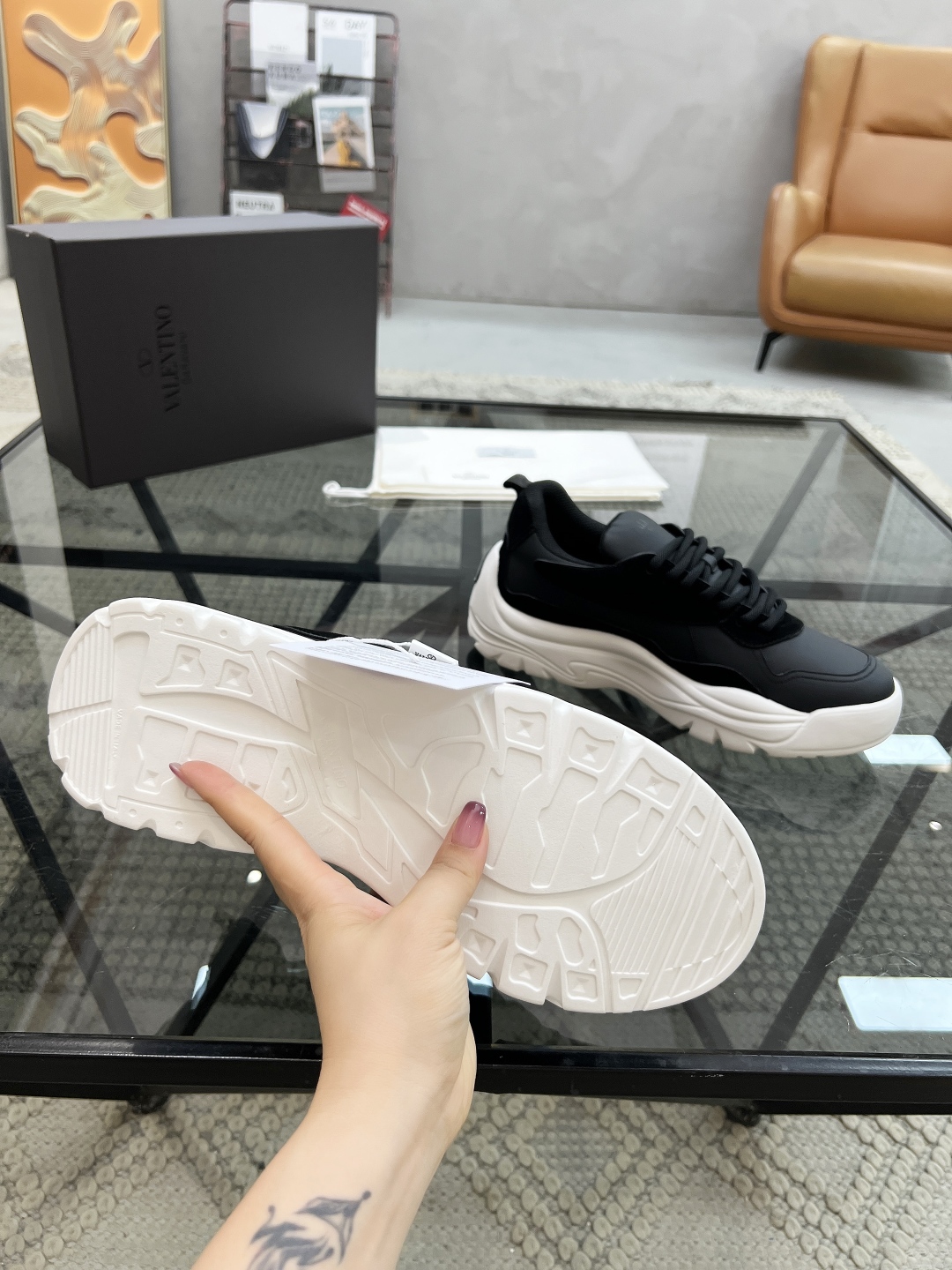  H 🔍顶级代购🇮🇹 华 炸街男神运动鞋新品，经反复试验终打造出完美版本，经典的华家高超拼接工艺技术瞬间