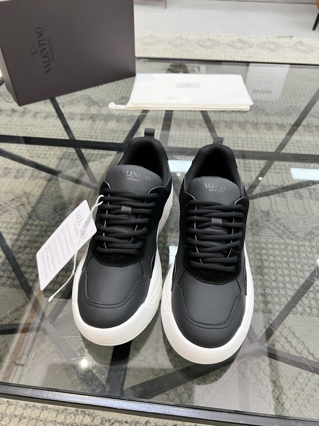  H 🔍顶级代购🇮🇹 华 炸街男神运动鞋新品，经反复试验终打造出完美版本，经典的华家高超拼接工艺技术瞬间