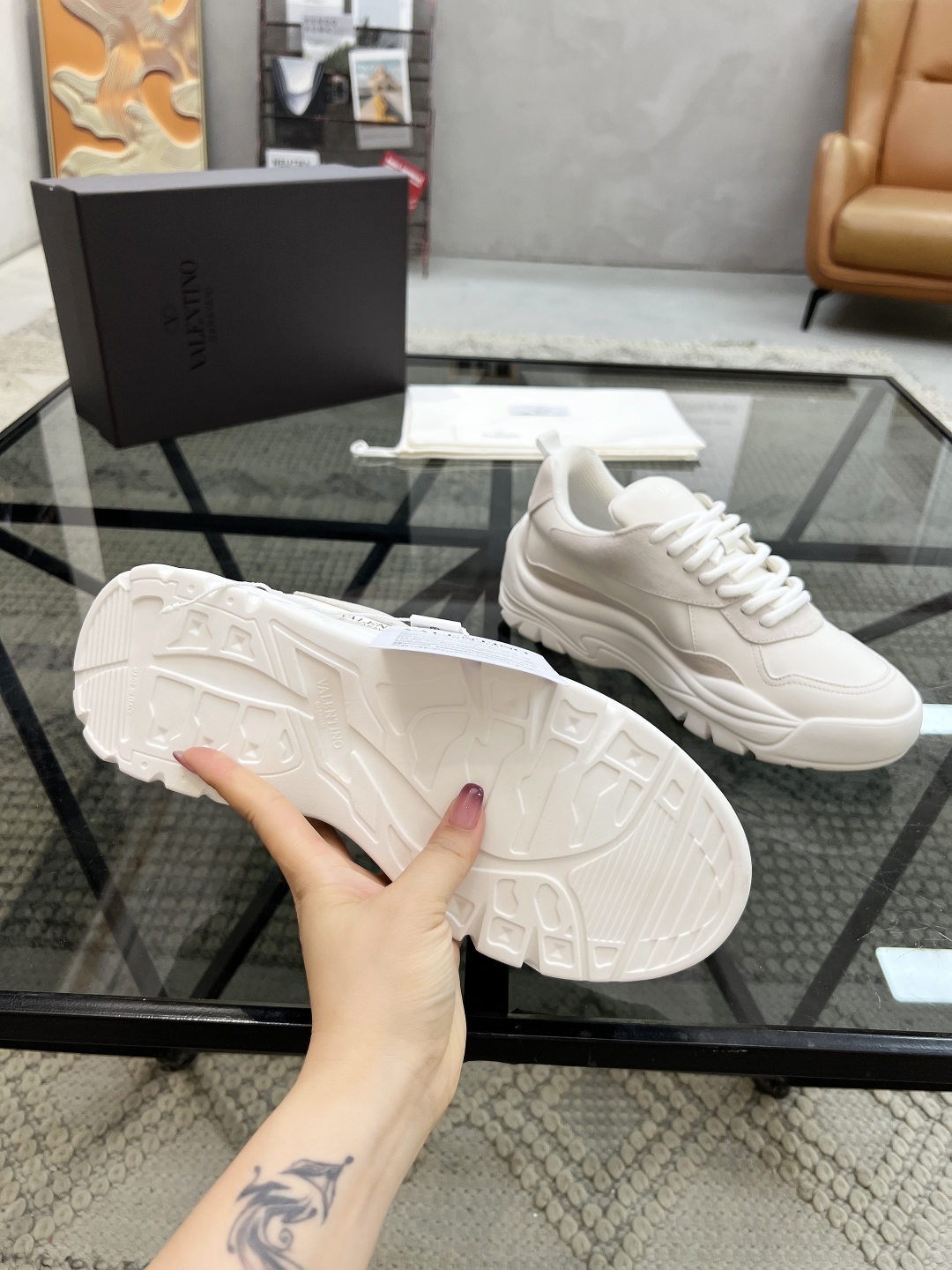  H 🔍顶级代购🇮🇹 华 炸街男神运动鞋新品，经反复试验终打造出完美版本，经典的华家高超拼接工艺技术瞬间