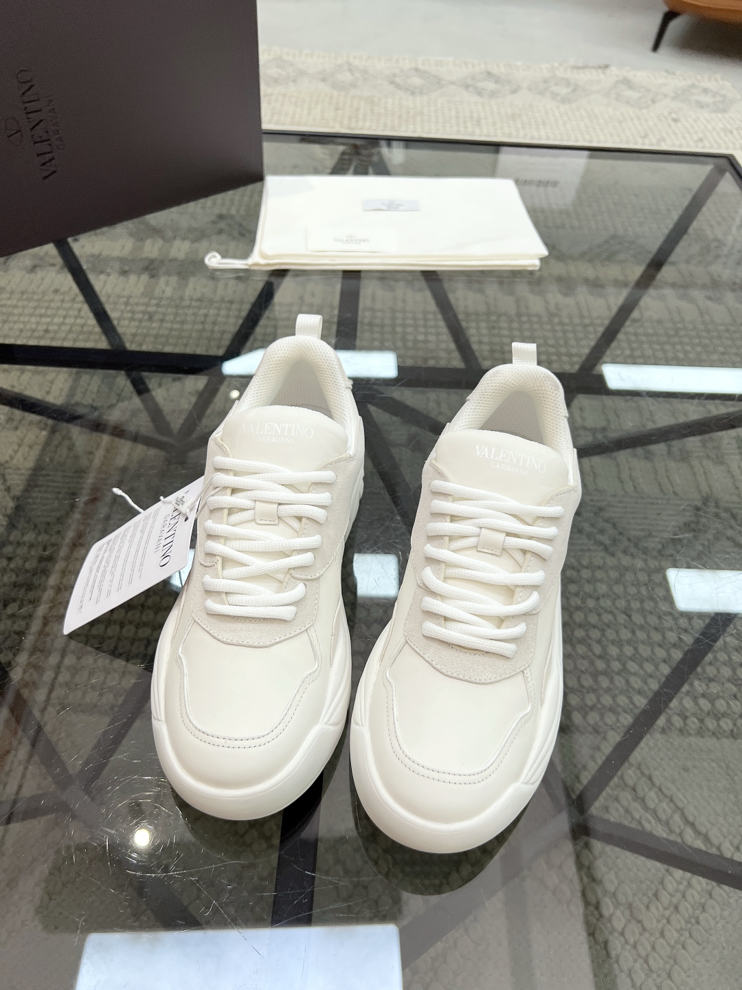  H 🔍顶级代购🇮🇹 华 炸街男神运动鞋新品，经反复试验终打造出完美版本，经典的华家高超拼接工艺技术瞬间
