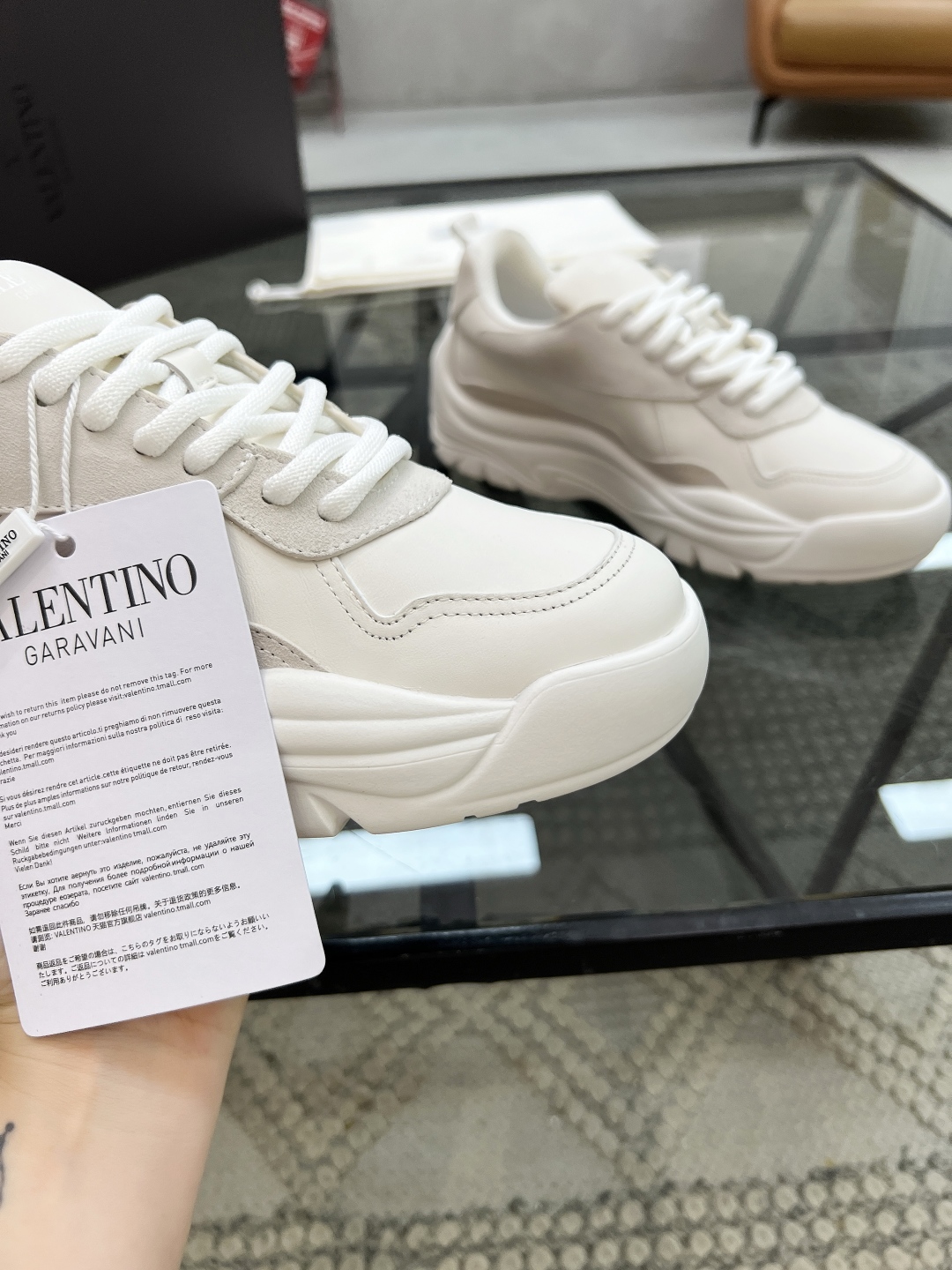  H 🔍顶级代购🇮🇹 华 炸街男神运动鞋新品，经反复试验终打造出完美版本，经典的华家高超拼接工艺技术瞬间