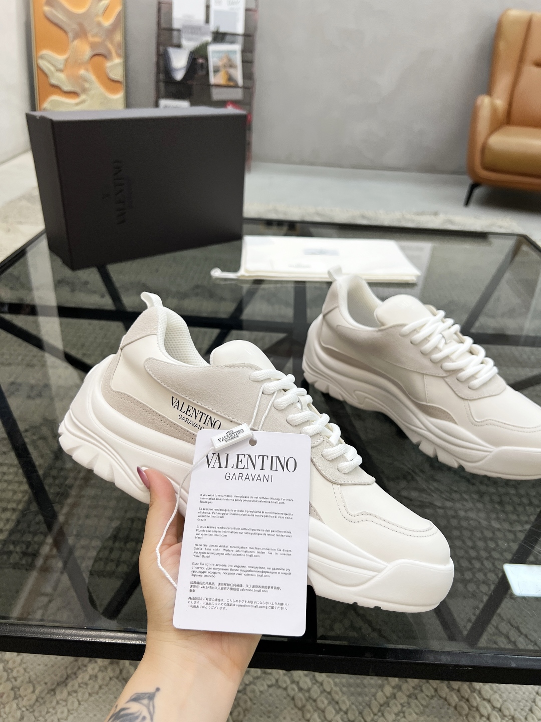  H 🔍顶级代购🇮🇹 华 炸街男神运动鞋新品，经反复试验终打造出完美版本，经典的华家高超拼接工艺技术瞬间