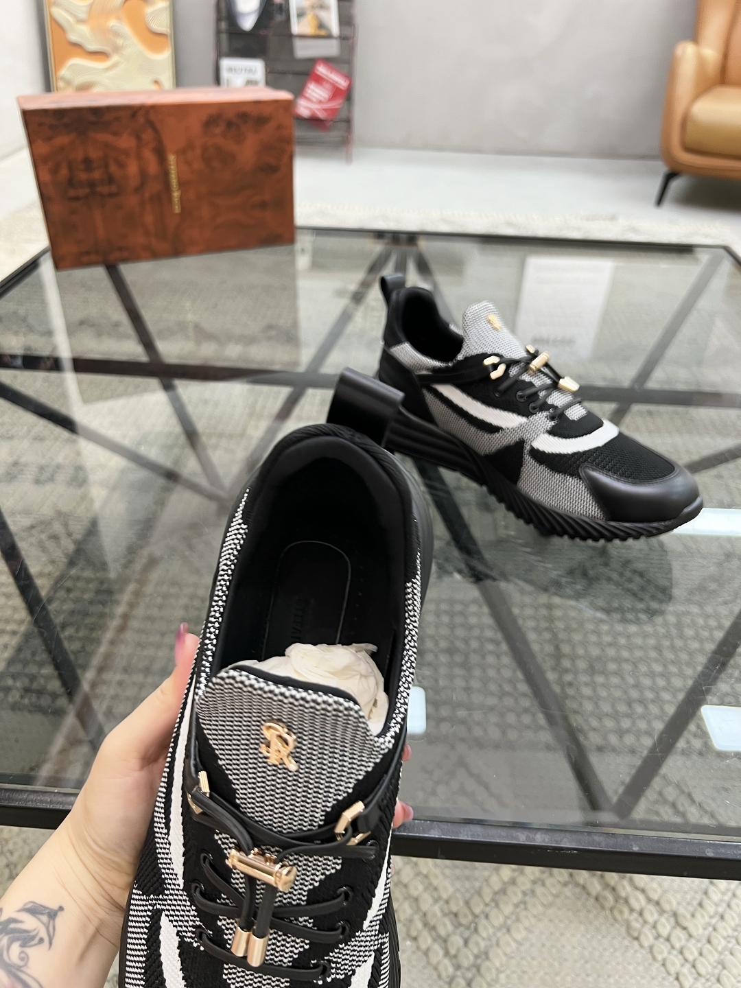  S 🔍顶级代购🇮🇹 史 炸街男神休闲运动系列，专柜同步发售原厂配置，意大利进口牛皮搭配飞织面料，运动达