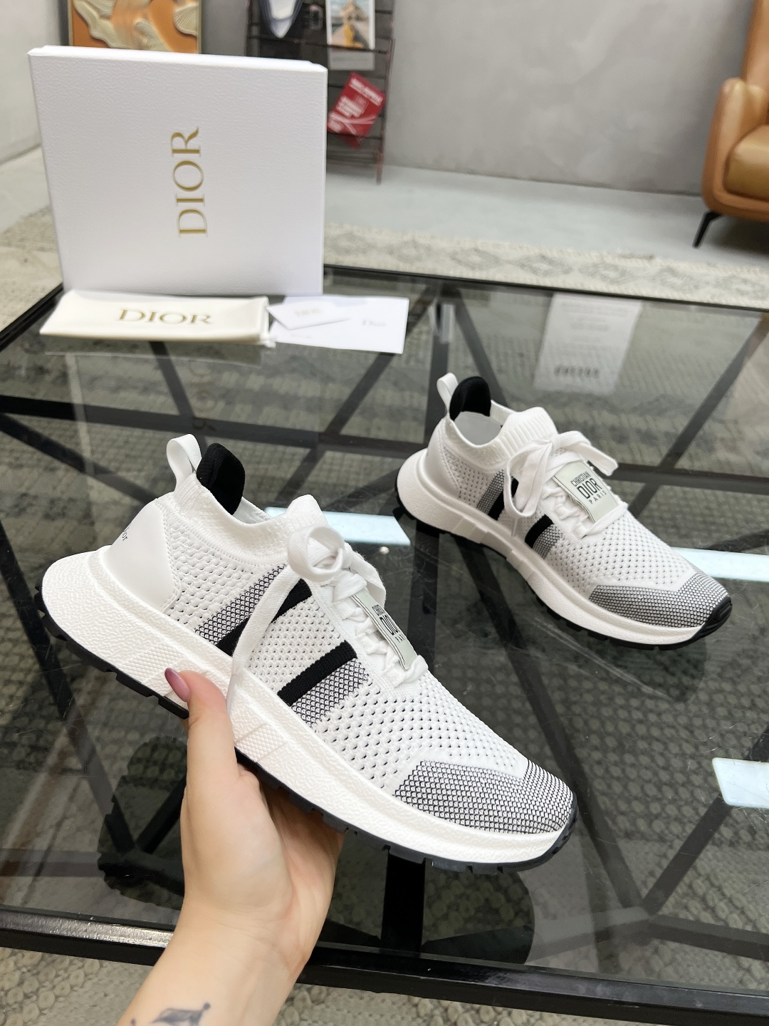  D 🔍顶级代购🇮🇹 迪 炸街情侣款👫休闲鞋专柜同步发售原厂配置，意大利进口飞织面料，鞋底：原厂特供原版