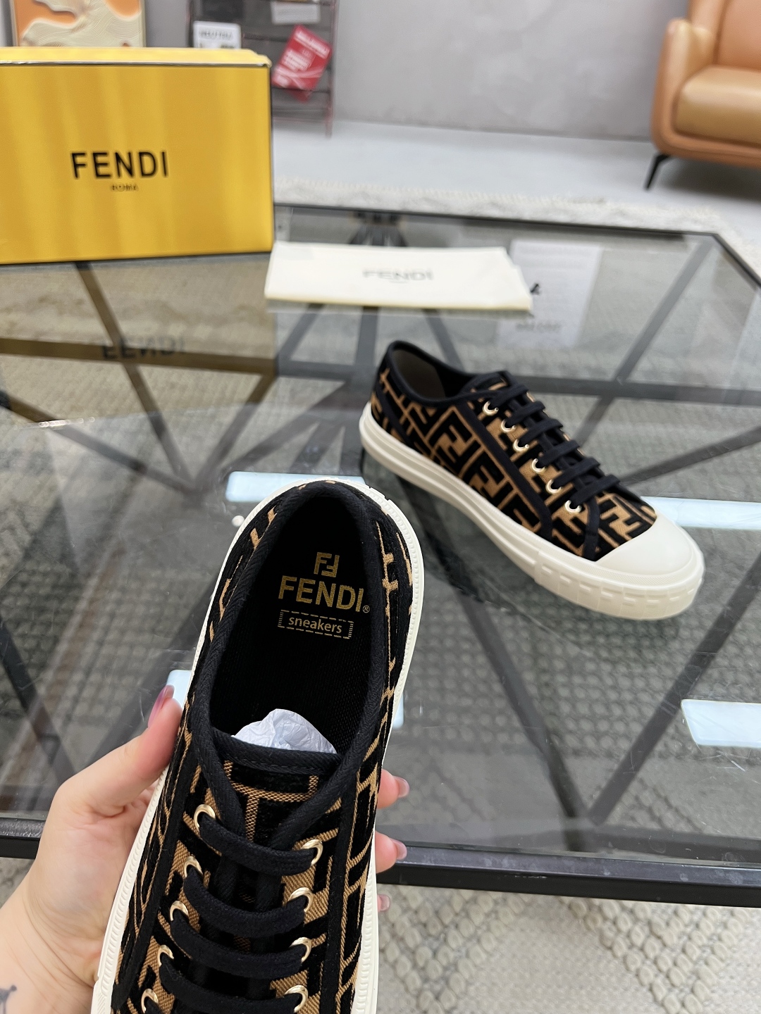  F 🔍顶级代购🇮🇹 芬 炸街情侣👫人气爆款专柜新款原厂配置，意大利进口原版标志布面，标志花纹潮人必备，