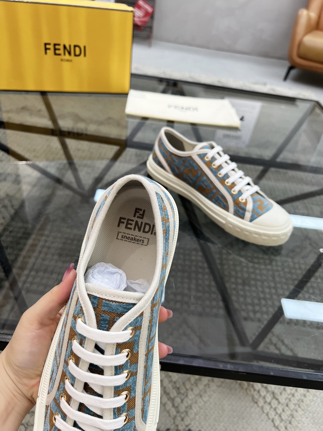  F 🔍顶级代购🇮🇹 芬 炸街情侣👫人气爆款专柜新款原厂配置，意大利进口原版标志布面，标志花纹潮人必备，