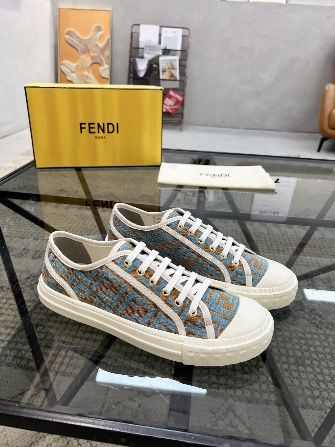  F 🔍顶级代购🇮🇹 芬 炸街情侣👫人气爆款专柜新款原厂配置，意大利进口原版标志布面，标志花纹潮人必备，