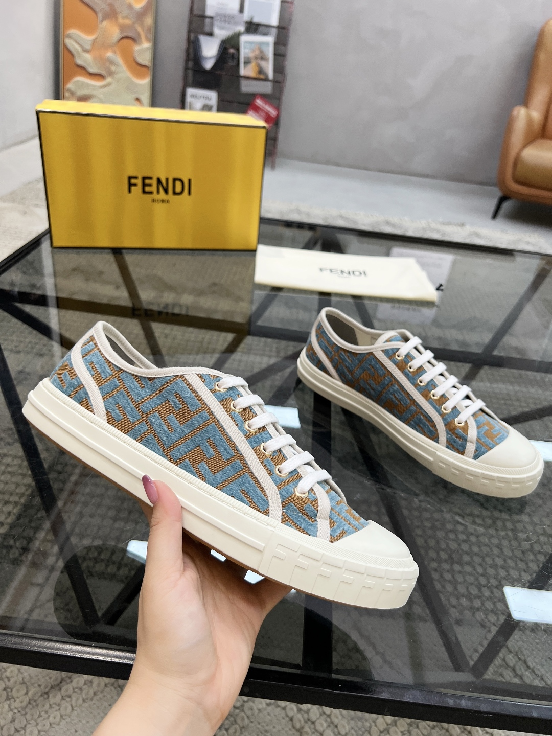  F 🔍顶级代购🇮🇹 芬 炸街情侣👫人气爆款专柜新款原厂配置，意大利进口原版标志布面，标志花纹潮人必备，