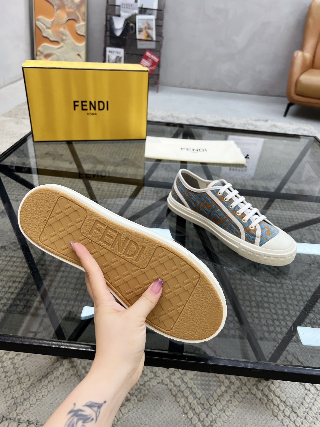  F 🔍顶级代购🇮🇹 芬 炸街情侣👫人气爆款专柜新款原厂配置，意大利进口原版标志布面，标志花纹潮人必备，