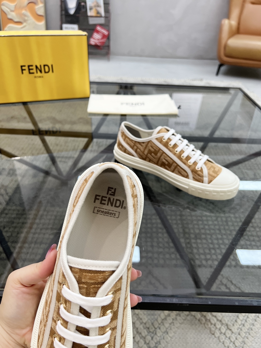  F 🔍顶级代购🇮🇹 芬 炸街情侣👫人气爆款专柜新款原厂配置，意大利进口原版标志布面，标志花纹潮人必备，