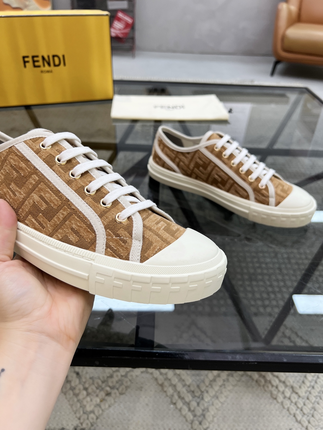  F 🔍顶级代购🇮🇹 芬 炸街情侣👫人气爆款专柜新款原厂配置，意大利进口原版标志布面，标志花纹潮人必备，