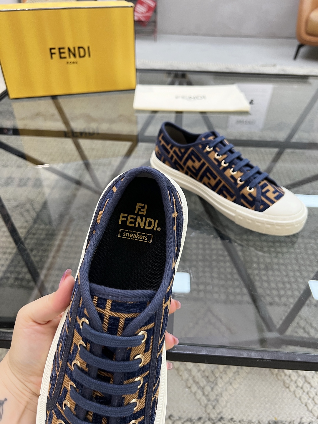  F 🔍顶级代购🇮🇹 芬 炸街情侣👫人气爆款专柜新款原厂配置，意大利进口原版标志布面，标志花纹潮人必备，