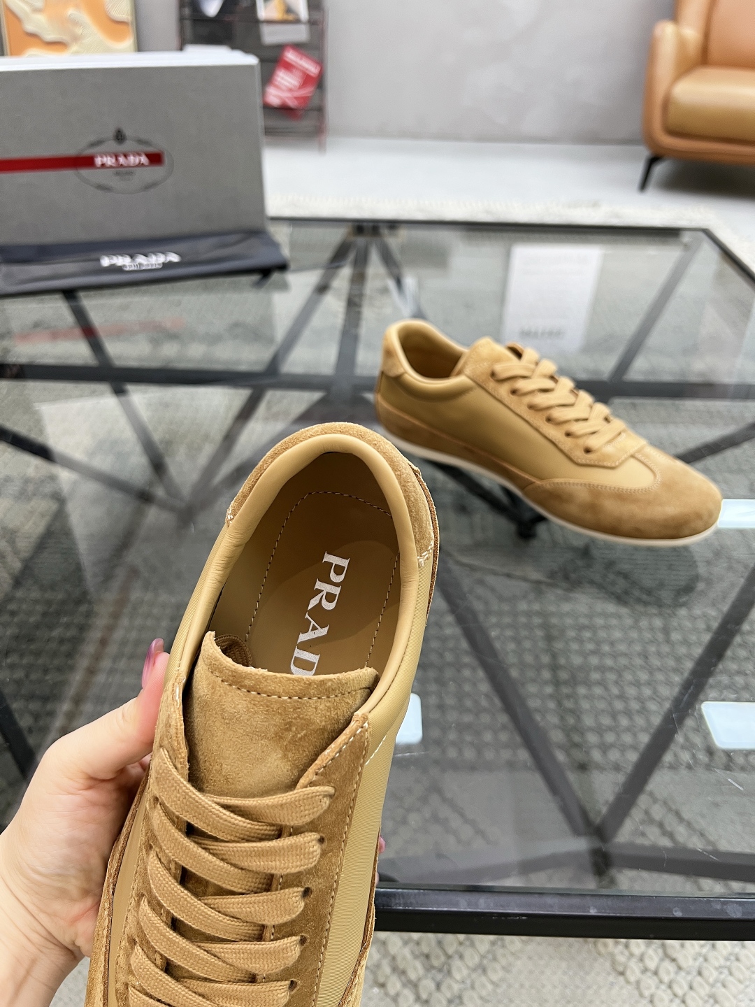  P 🔍顶级代购🇮🇹 普 炸街男神新品休闲运动鞋专柜同步人气爆款，鞋面意大利进口牛皮搭配布面料，高品质拼