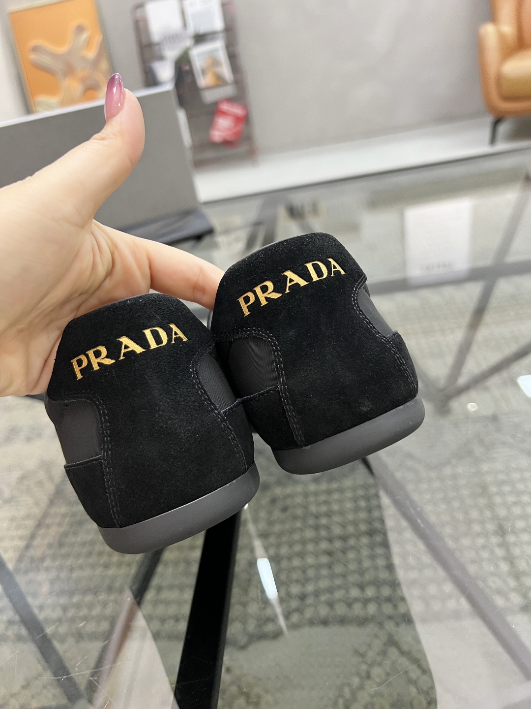  P 🔍顶级代购🇮🇹 普 炸街男神新品休闲运动鞋专柜同步人气爆款，鞋面意大利进口牛皮搭配布面料，高品质拼