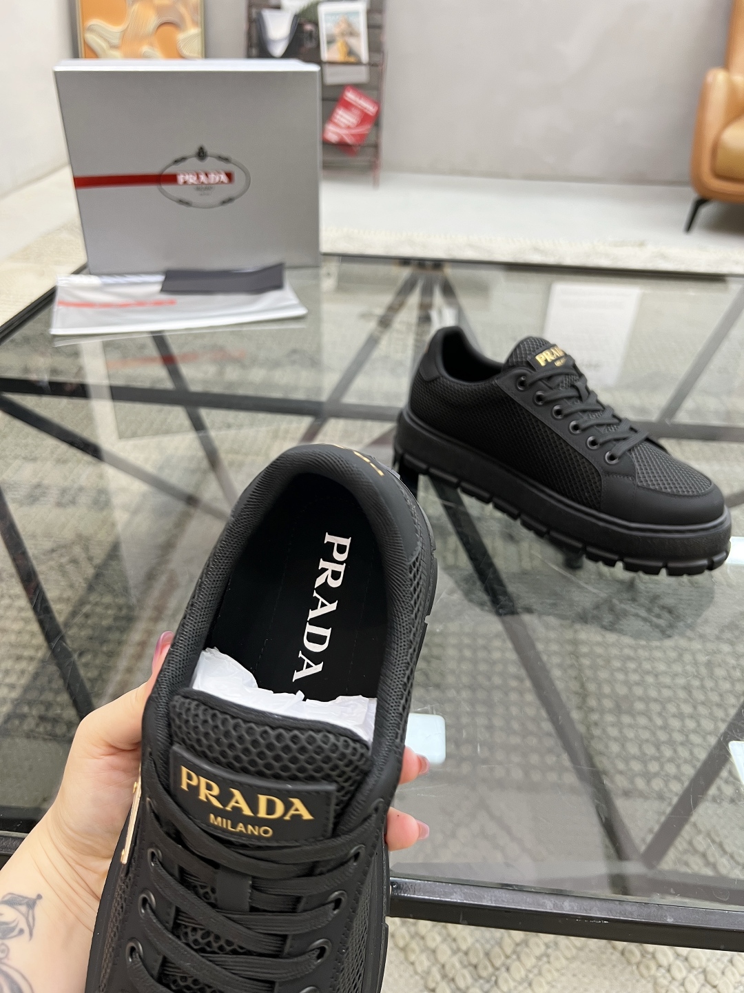  P 🔍顶级代购🇮🇹 普 炸街男神厚底运动休闲系列专柜同步发售原厂配置，意大利进口牛皮搭配网布面料，透气