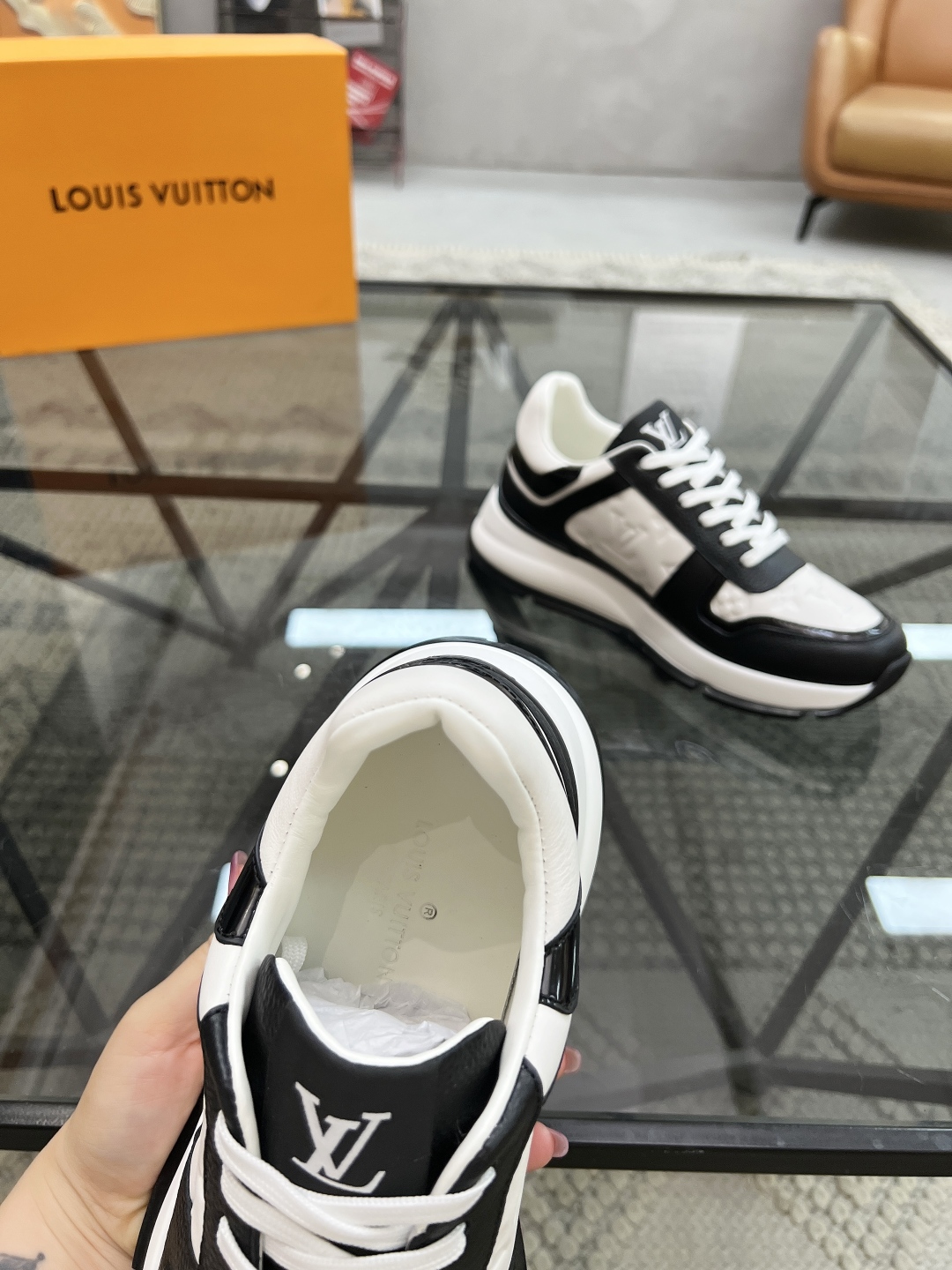 L 🔍顶级代购🇮🇹 路 炸街男神运动鞋新品来袭专柜同步发售原厂配置，意大利进口原版牛皮面料，高品质压花