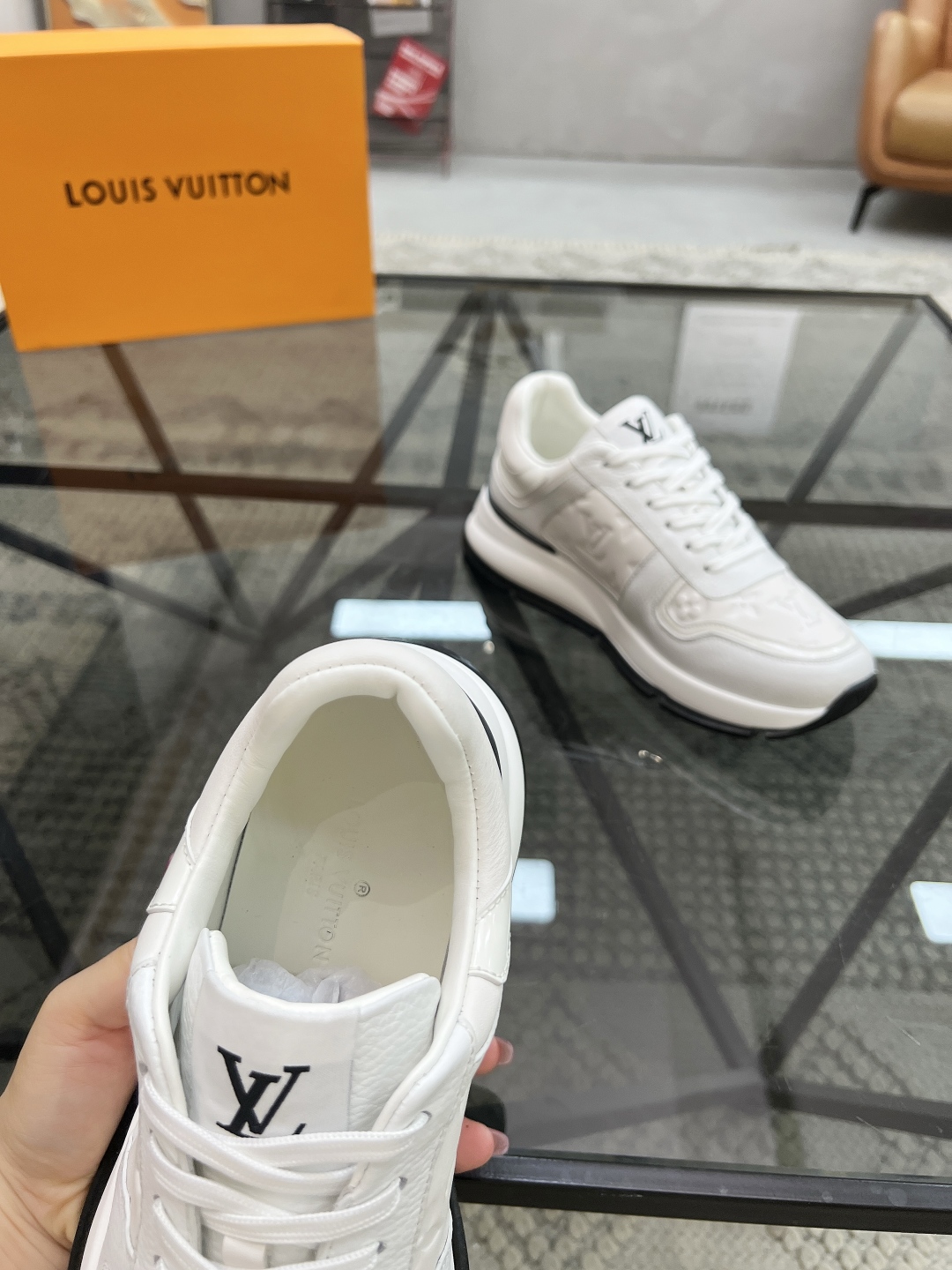  L 🔍顶级代购🇮🇹 路 炸街男神运动鞋新品来袭专柜同步发售原厂配置，意大利进口原版牛皮面料，高品质压花